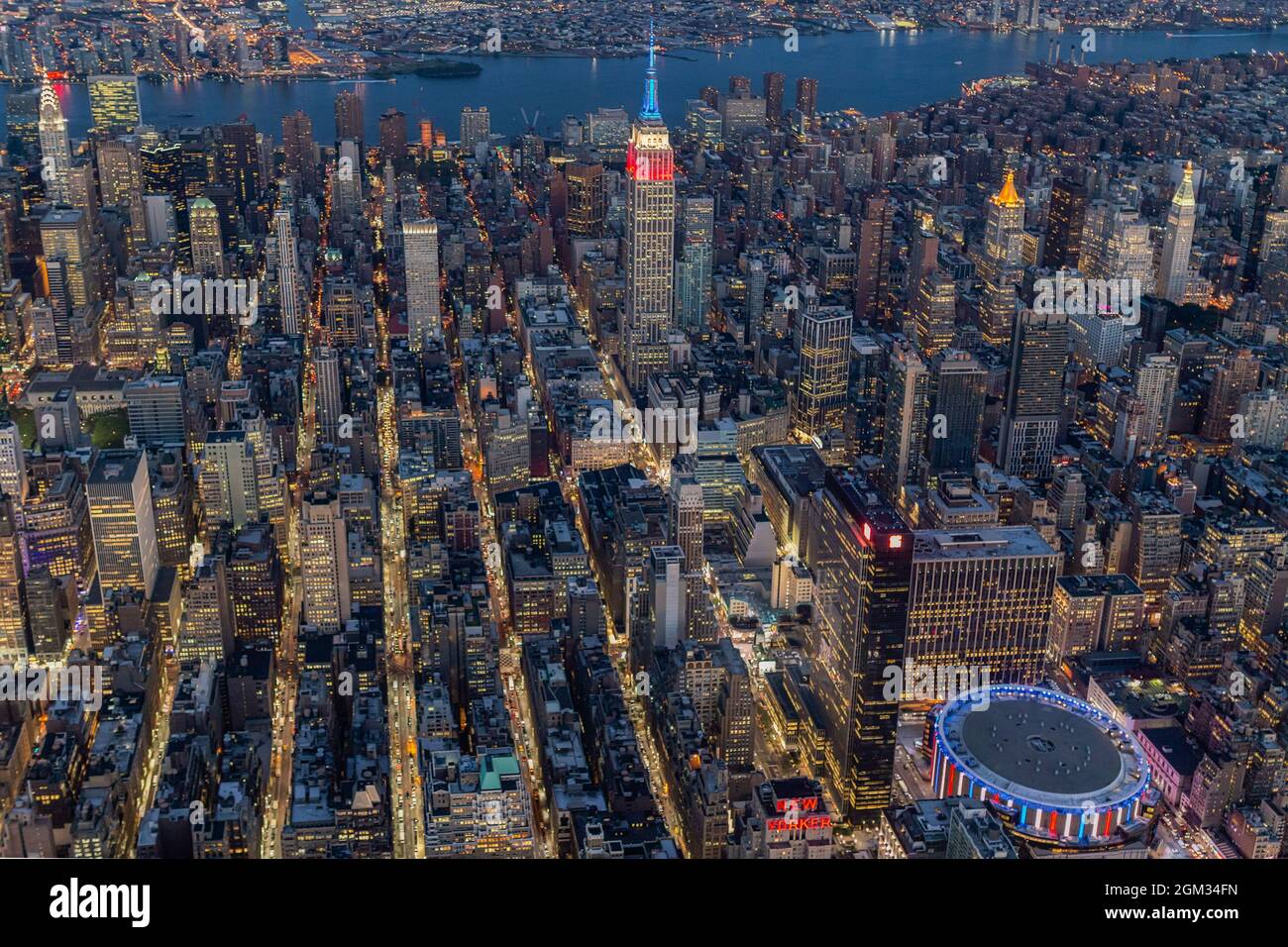 Settembre 11 NYC Tribute II - NYC Red White e Blue - Vista aerea dell'Empire state Building (ESB) e del Madison Square Garden (MSG) illuminati in rosso wh Foto Stock