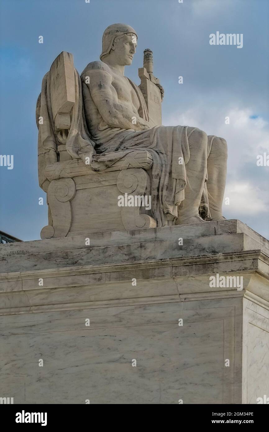 La statua dell'autorità di diritto presso la Corte Suprema degli Stati Uniti a Washington DC. La parola latina per legge 'LEX' è iscritta sulla tavoletta. Lo scultore Foto Stock