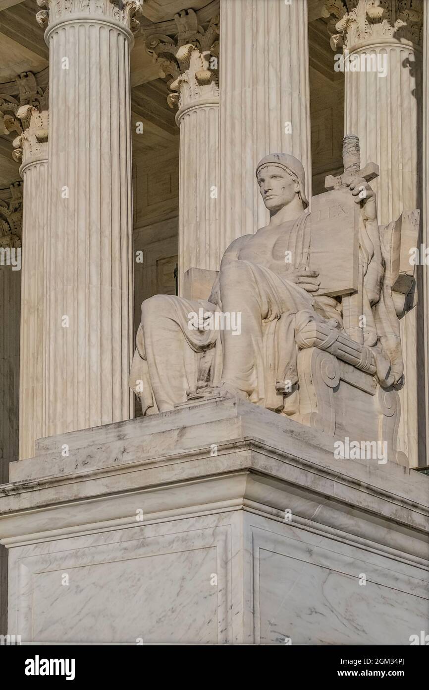 SCOTUS Authority of Law la statua dell'Authority of Law presso la Corte Suprema degli Stati Uniti a Washington DC. La parola latina per legge 'LEX' è iscritta su Foto Stock