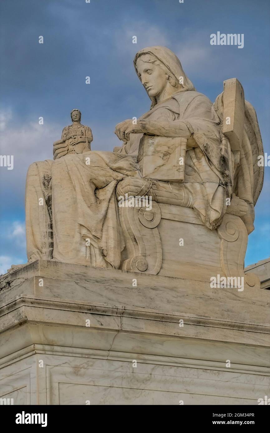 La statua dell'autorità di diritto presso la Corte Suprema degli Stati Uniti a Washington DC. La parola latina per legge 'LEX' è iscritta sulla tavoletta. Lo scultore Foto Stock