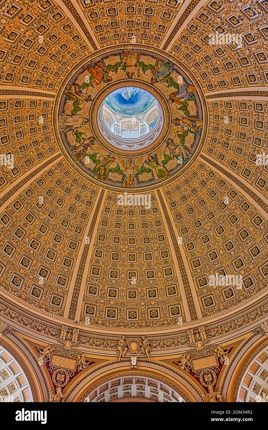 Sala di lettura principale alla Biblioteca del Congresso a Washington DC. Vista sullo stile architettonico delle Beaux Arts con belle decorazioni, murales, dipinti, mar Foto Stock