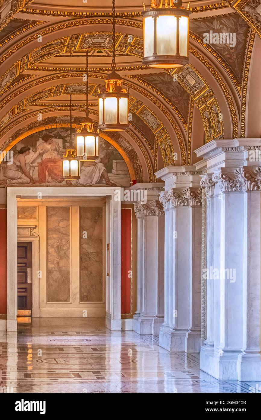 Thomas Jefferson Hallway - Thomas Jefferson Building Hall alla Biblioteca del Congresso a Washington DC. Il Beaux Arts stile architettonico con fine dicembre Foto Stock