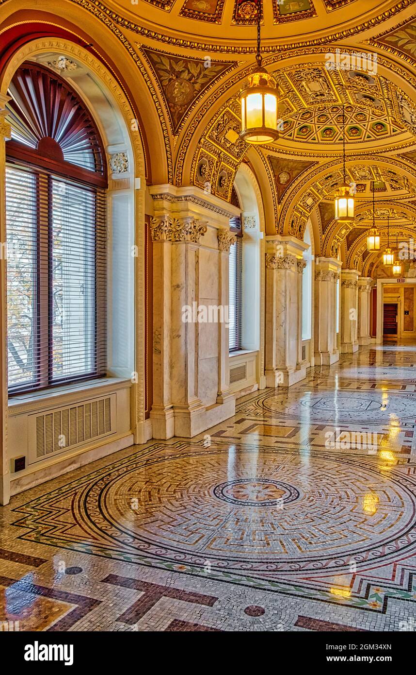 Thomas Jefferson Building Hall alla Library of Congress di Washington DC. Lo stile architettonico di Beaux Arts con belle decorazioni, murales, dipinti Foto Stock