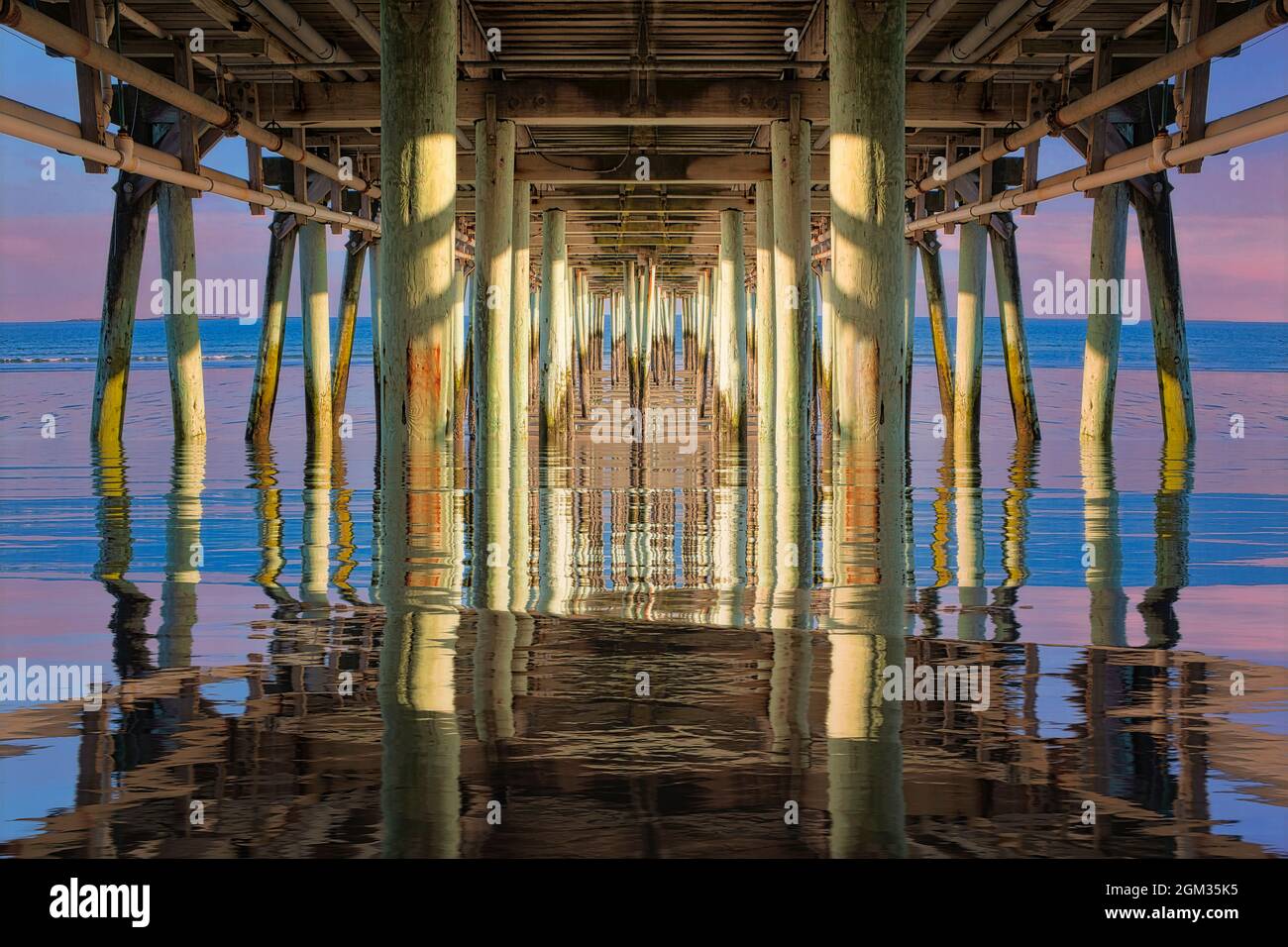 Orchard Beach Pier Mirror - Undreneath The Old Orchard Pier in Maine, New England. Questa immagine è disponibile sia a colori che in bianco e nero. Da a. Foto Stock