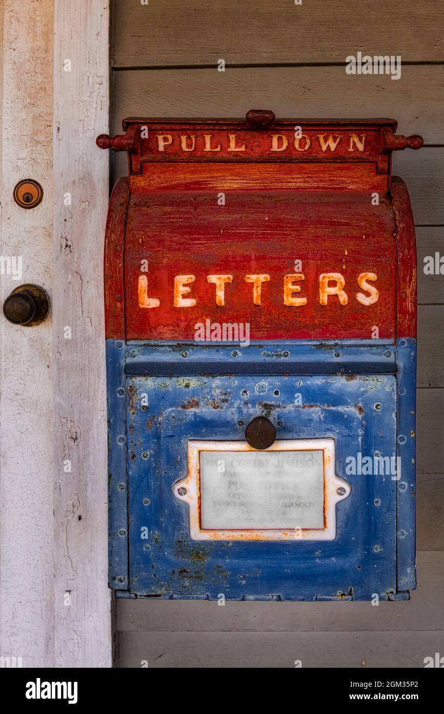 USPS Vintage Mailbox - una vecchia mailbox trovata in un ufficio postale degli Stati Uniti del villaggio. La scatola colorata e resistente agli agenti atmosferici mostra segni di giornate migliori. Questa immagine Foto Stock