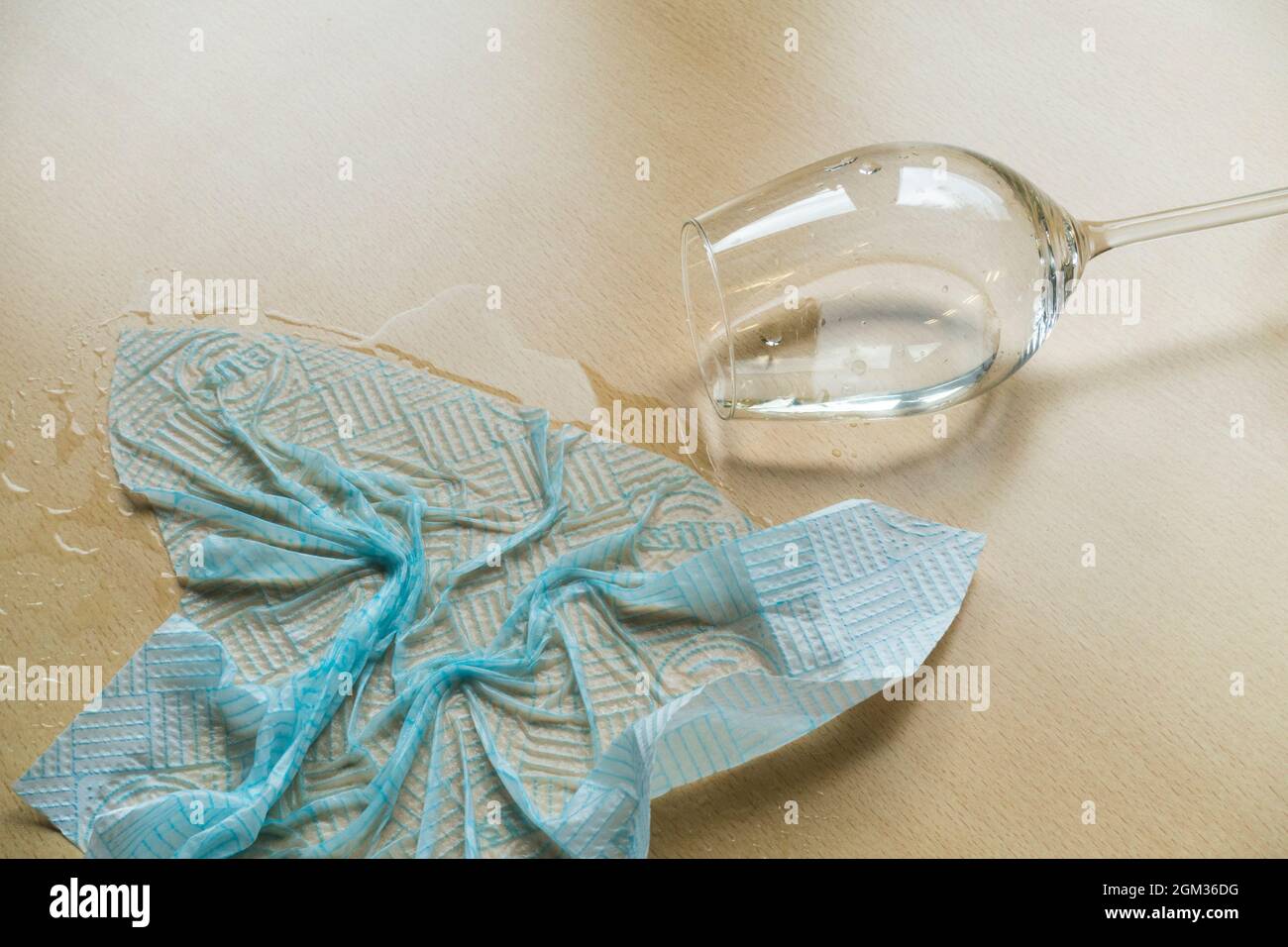 Rifornire un bicchiere di vino o acqua fuoriusciti Foto Stock