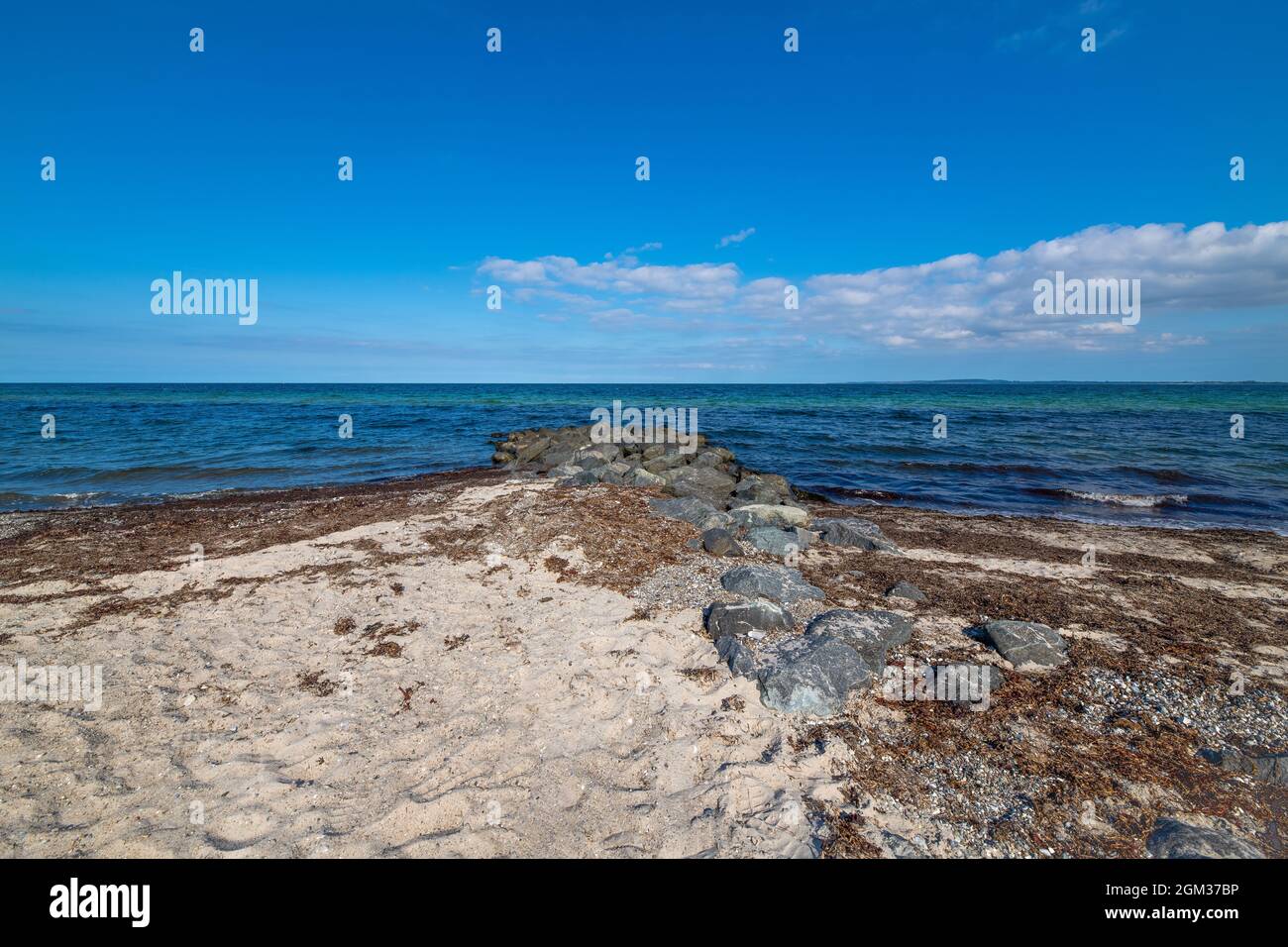Un muro di pietra sul Mar Baltico, Hohwachter Bay, Germania. Foto Stock