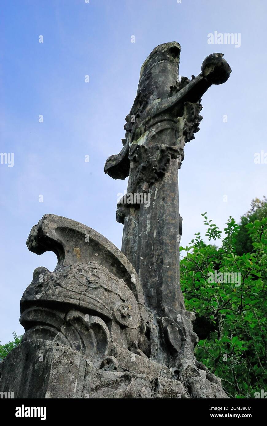 Slovenia, Avce, WWI : ex cimitero di guerra italiano. Fu dedicata al Capitano Ottavio Caiazzo, medaglia d'oro per valore militare. Il cimitero conteneva le tombe dei soldati caduti nelle battaglie dell'Altopiano di Baissima. Le ossa furono trasferite ai monumentali ossuari durante la dittatura fascista, con l'intento di esaltare il Paese Madre e preparare l'Italia per una nuova guerra. Foto Stock