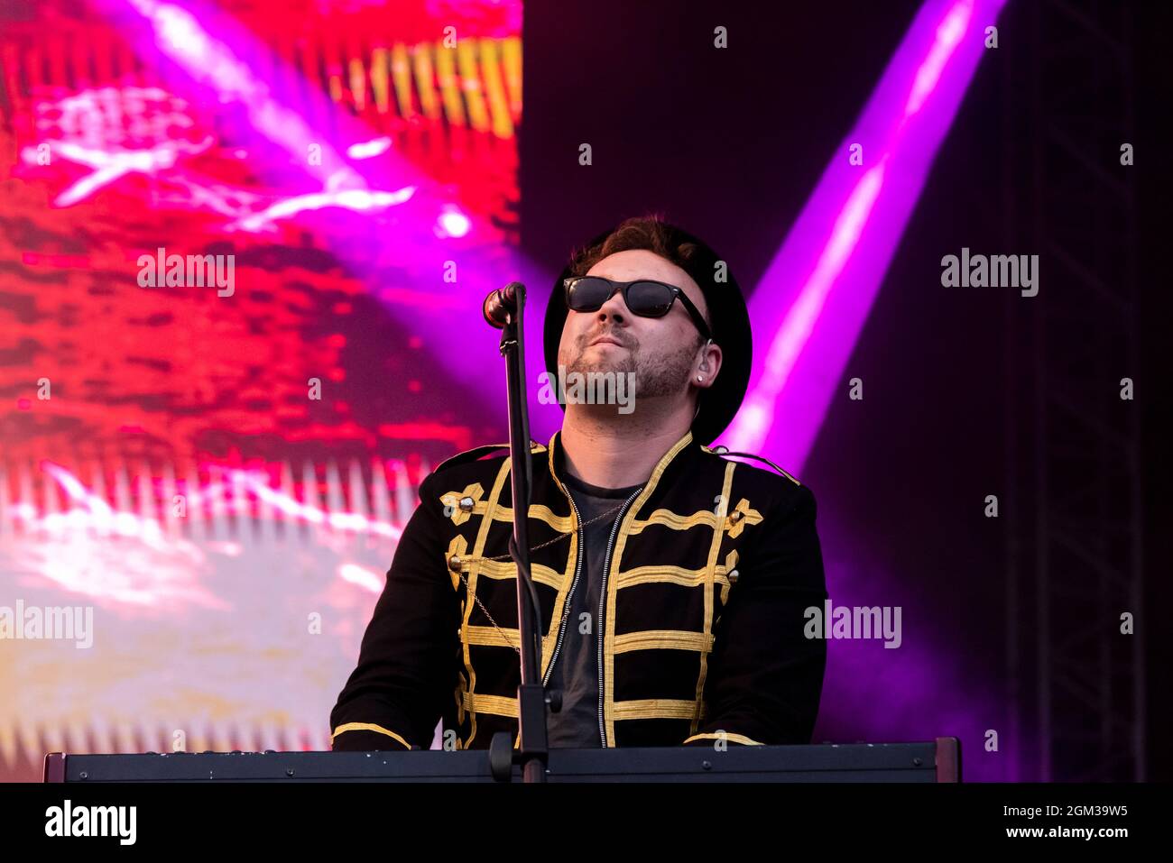 Tarran Joe Summers della band dei Dualers che si esibisce in un festival di concerti musicali a Garon Park, Southend on Sea, Essex, Regno Unito Foto Stock