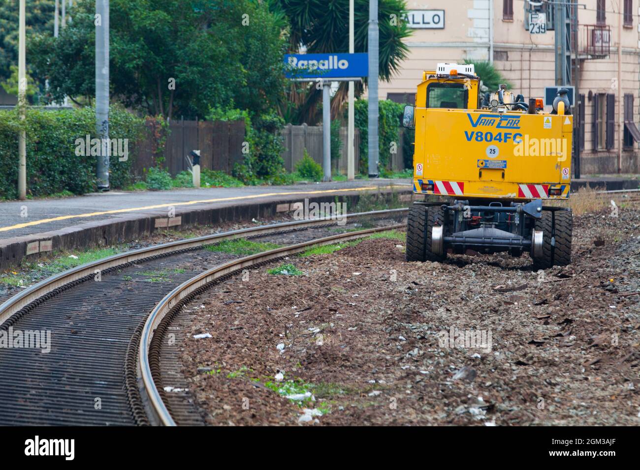 Rapallo, Italia. 21 ottobre 2017: Stazione ferroviaria di Rapallo in Italia. Binari ferroviari con rimorchio a treno fisso. Tracce curve. Foto Stock