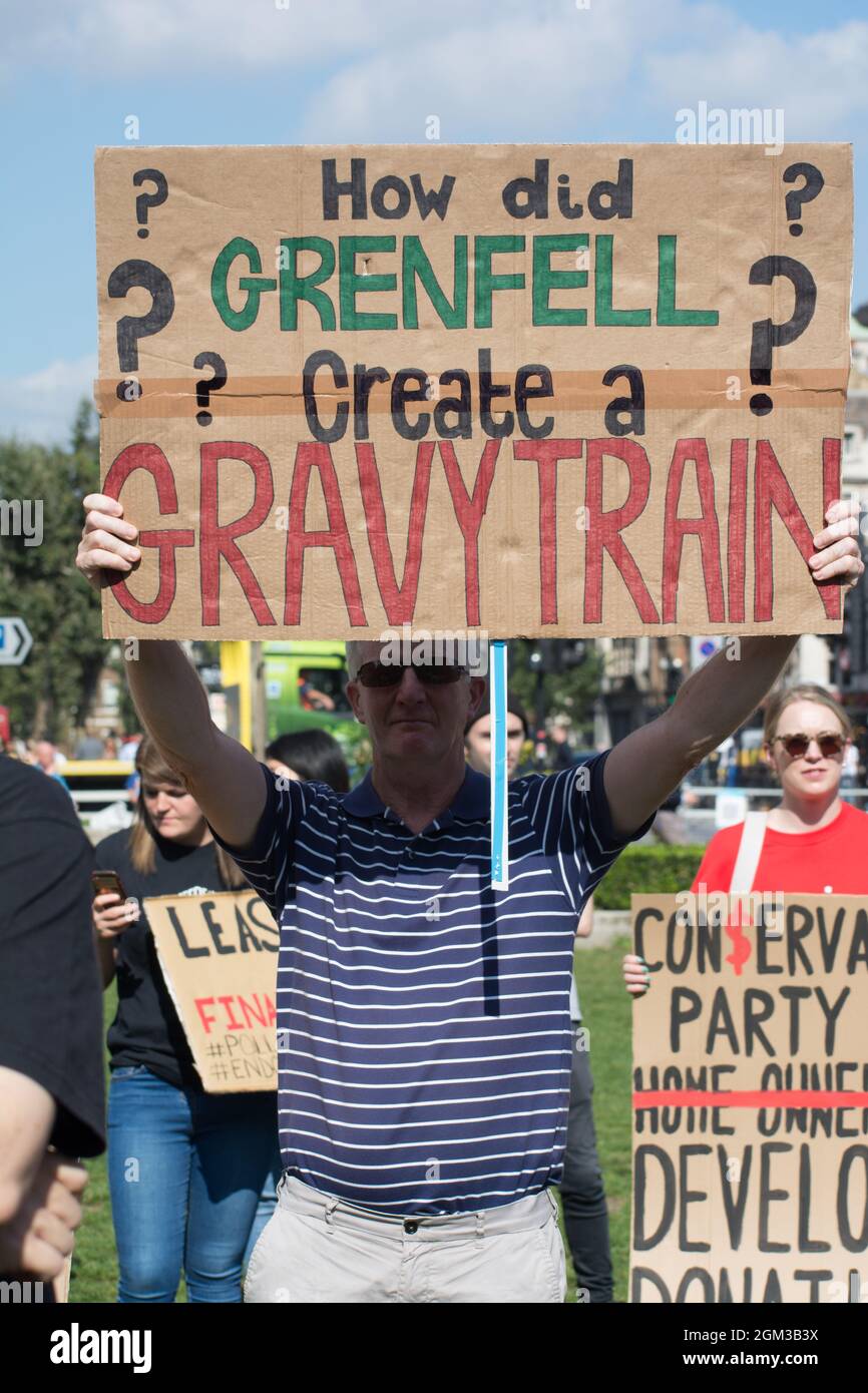 Fine del nostro scandalo di rivestimento chiedere la legge protesta Leasehold leggi. Stop usato leaseholder come vacche senza fine contanti, Parliament Square il 2021-09-16, Londra, Regno Unito. Foto Stock