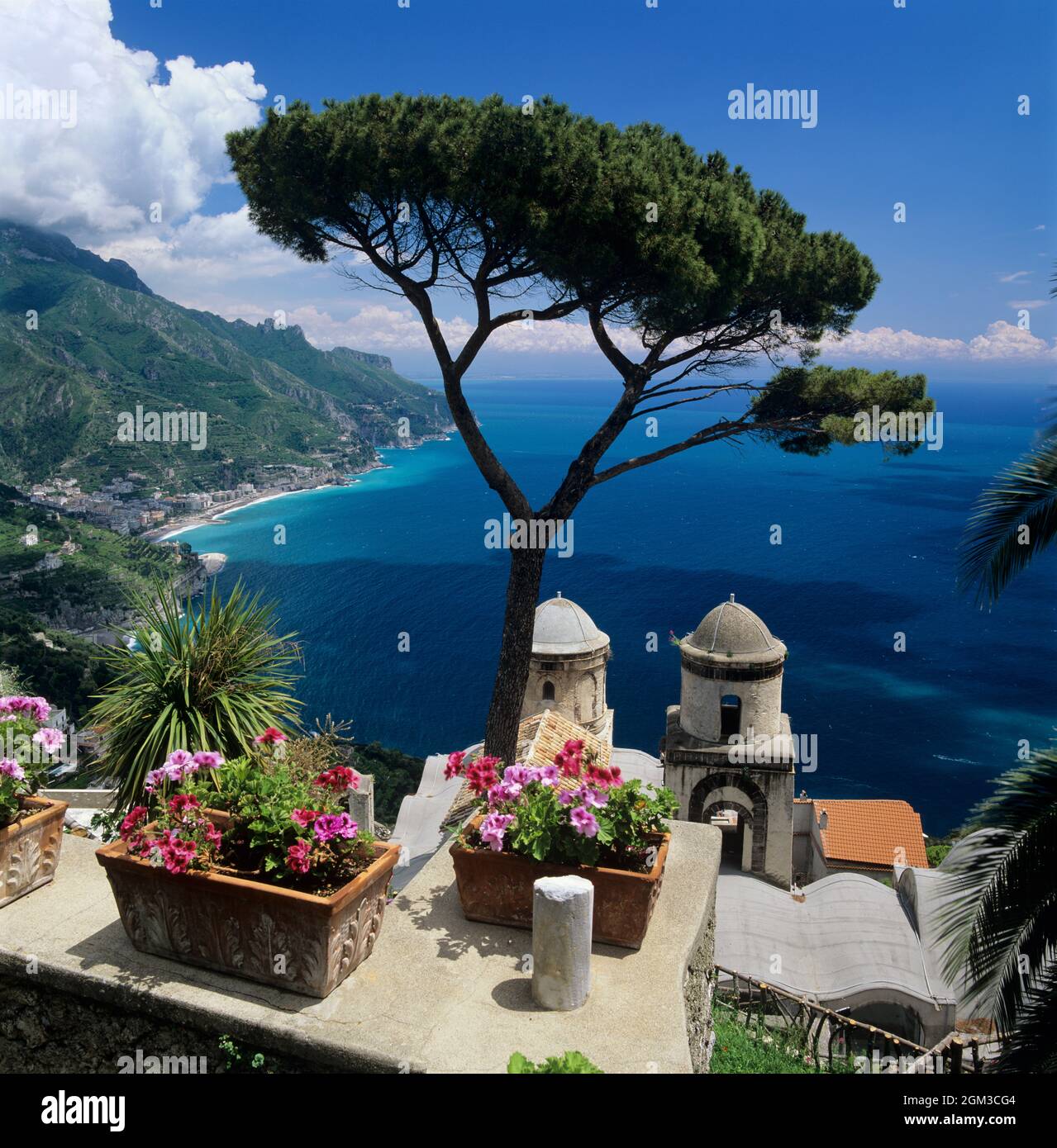 Vista della Costiera Amalfitana dai Giardini di Villa Rufolo, Ravello, Costiera Amalfitana, Provincia di Salerno, Campania, Italia, Europa Foto Stock