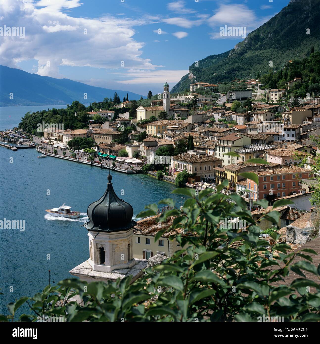 Limone sul Garda sulla sponda occidentale del Lago di Garda, Lombardia, Italia, Europa Foto Stock