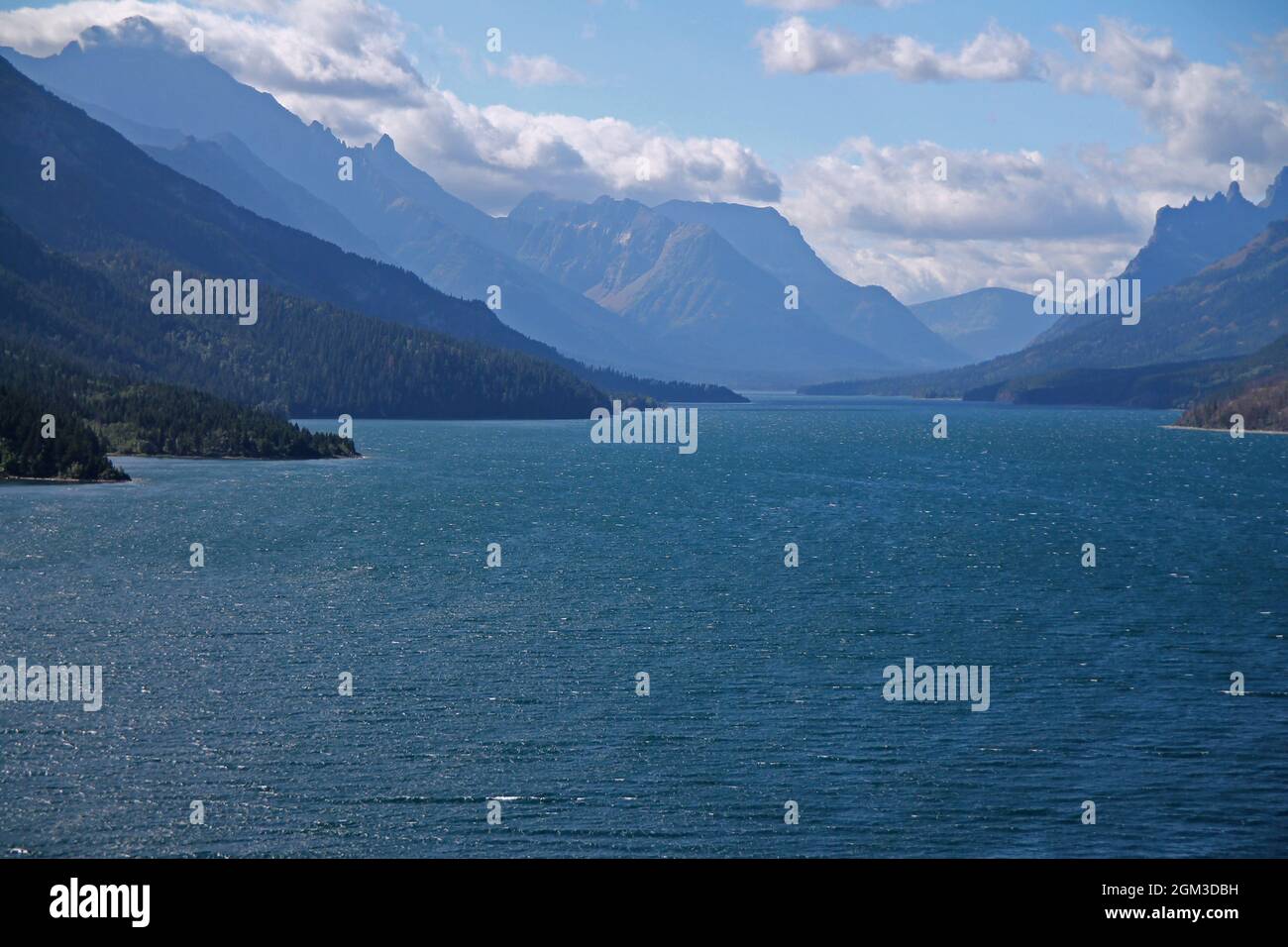 L'acqua fredda e blu e le vette del parco nazionale dei laghi di Waterton nel Montana Foto Stock