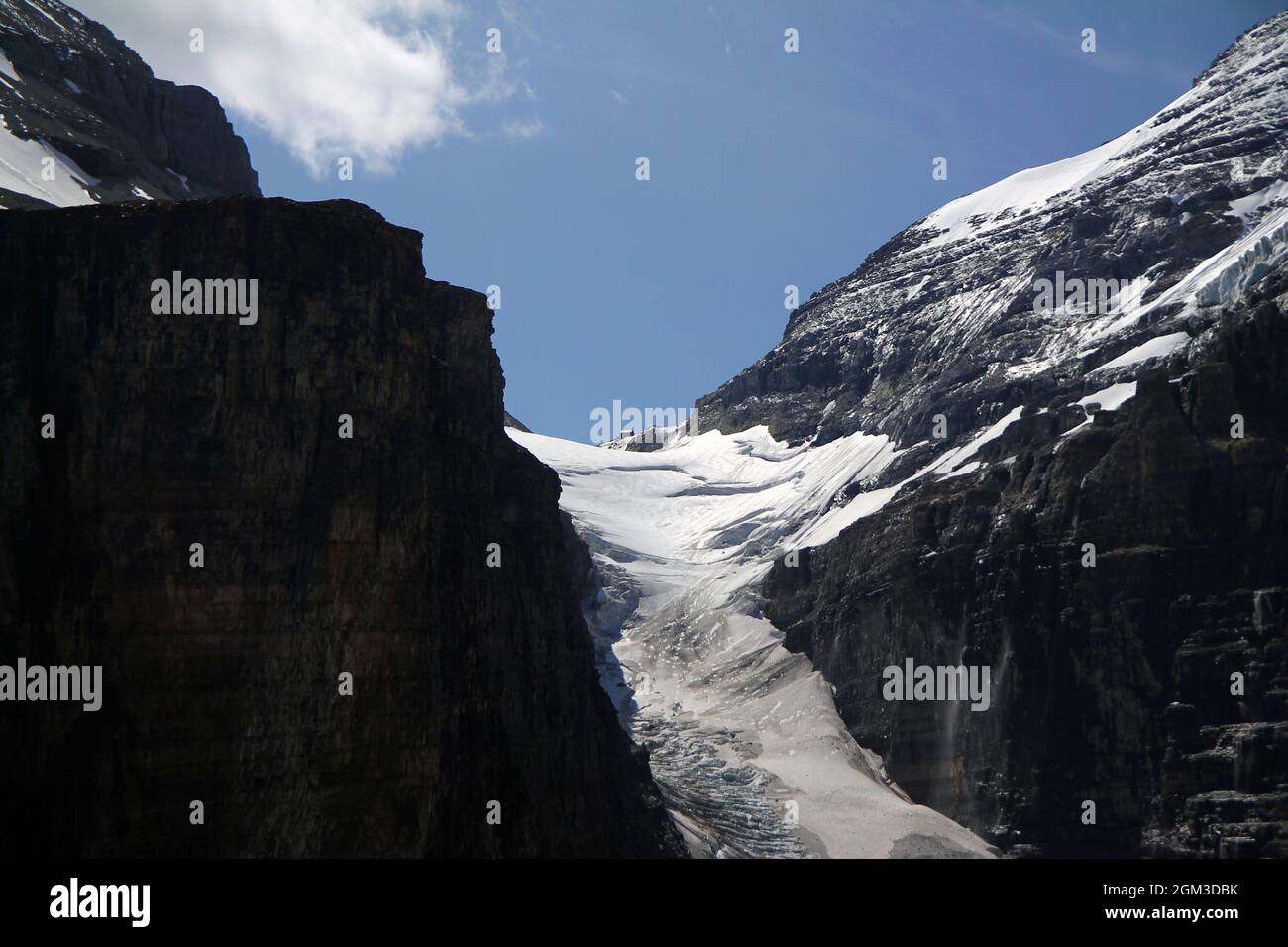 La lingua del ghiacciaio e il rifugio svizzero in cima al Parco Nazionale di Banff Foto Stock