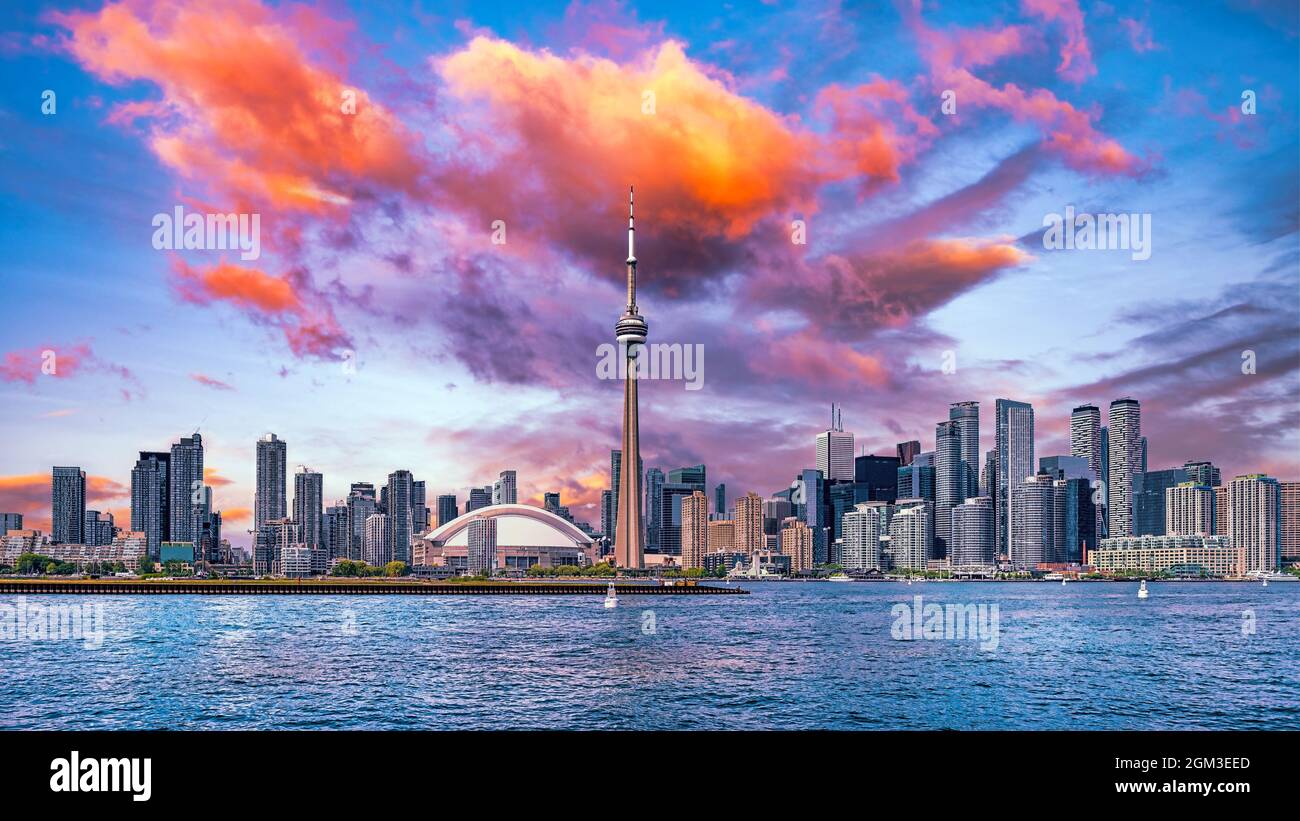 Lo skyline della città di Toronto durante il giorno e visto dal lago Ontario, Canada Foto Stock