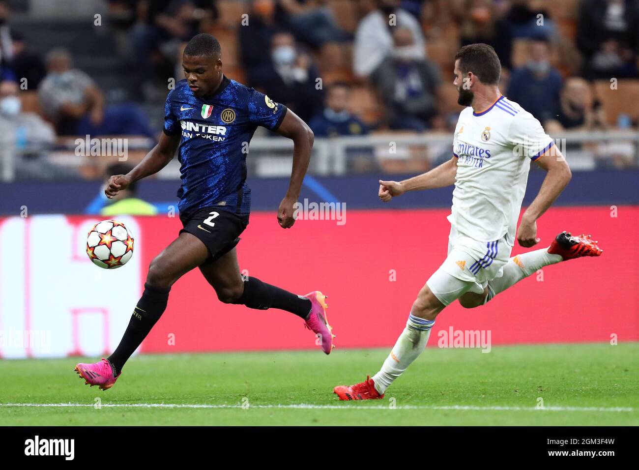 Denzel Dumfries del FC Internazionale controlla la palla durante la partita UEFA Champions League Group D tra il FC Internazionale e il Real Madrid FC . Foto Stock