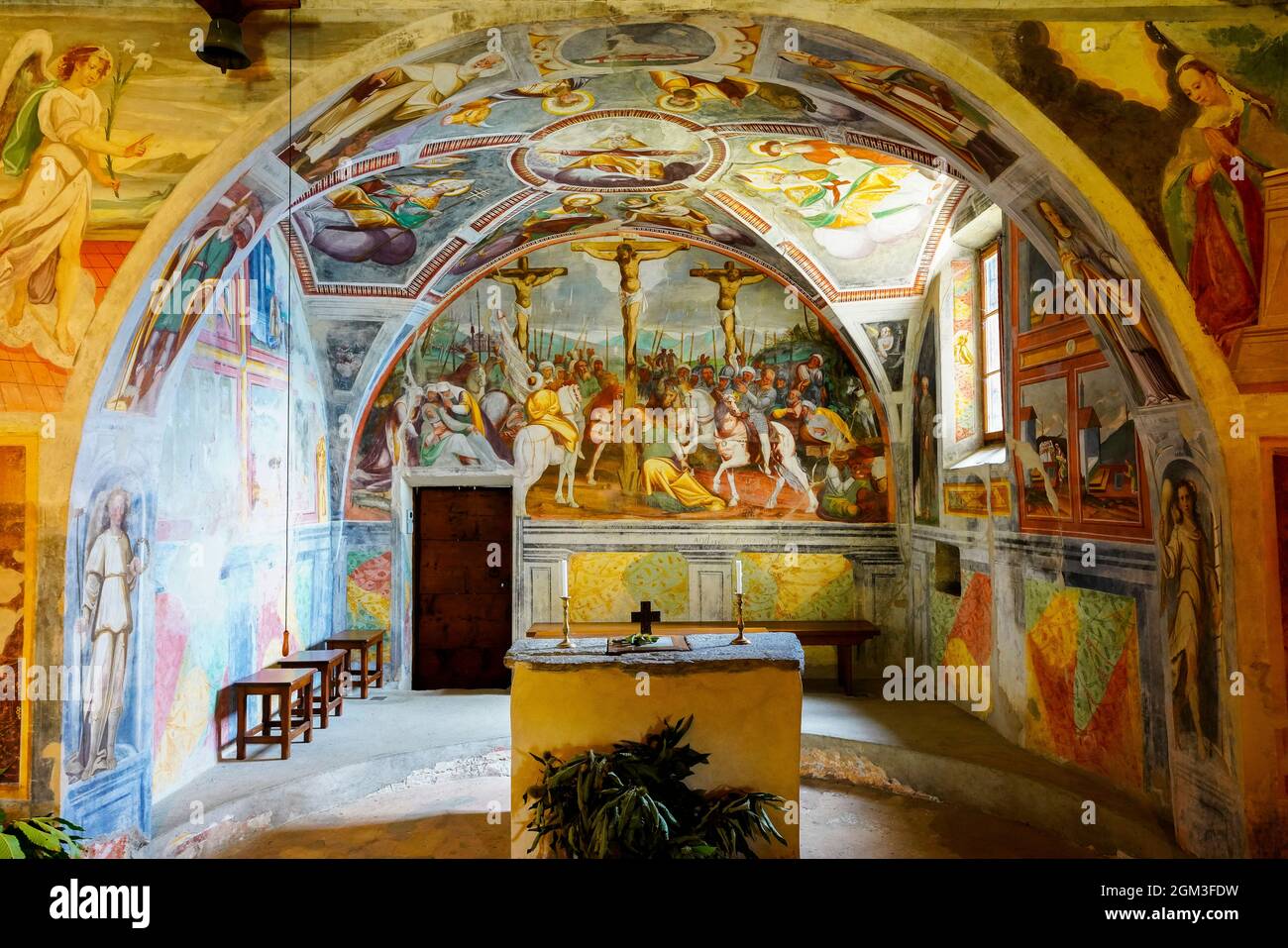 Affreschi nell'abside della chiesa romanica di San Bernardo nel villaggio di Curzutt, la chiesa è accessibile solo a piedi dalla Sementina e dal Monte Carasso o Foto Stock
