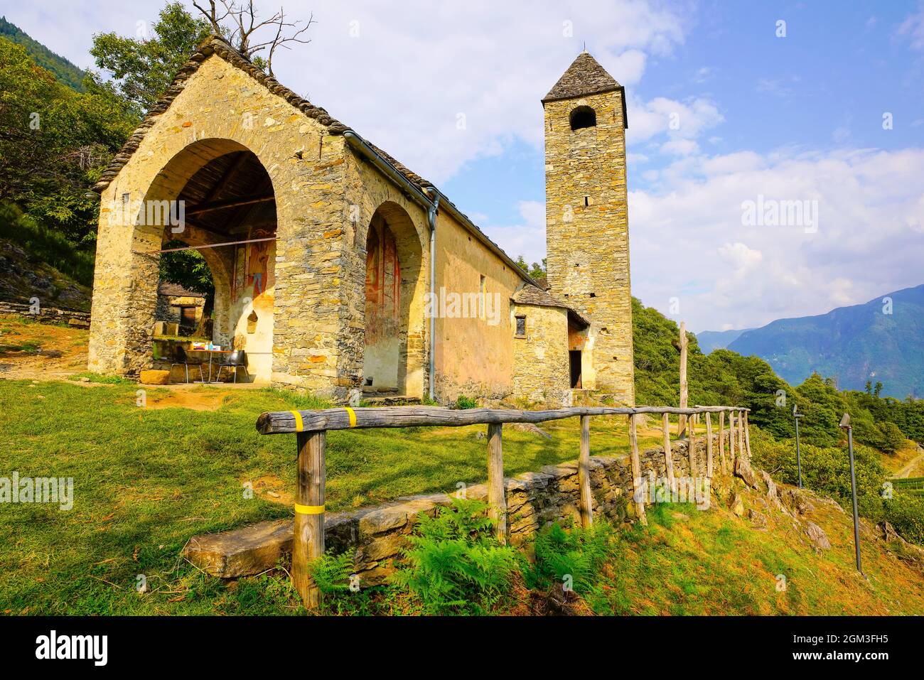 Vista della chiesa romanica di San Bernardo nel villaggio di Curzutt, accessibile solo a piedi dalla Sementina e dal Monte Carasso o dal vicino borgo di Tessin Foto Stock