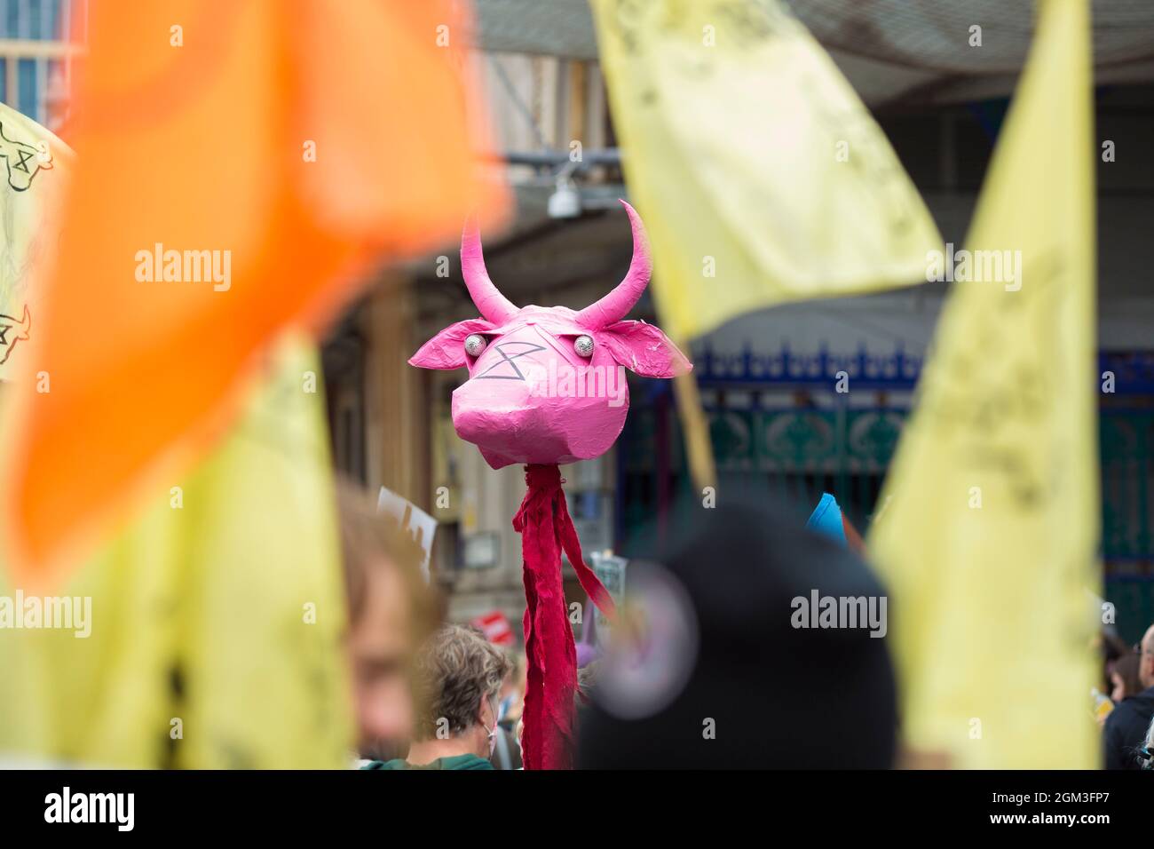 I dimostranti dei diritti degli animali si riuniscono durante la marcia National Animal Rights a Londra, 28 agosto 2021, marciando dal mercato Smithfield. Foto Stock