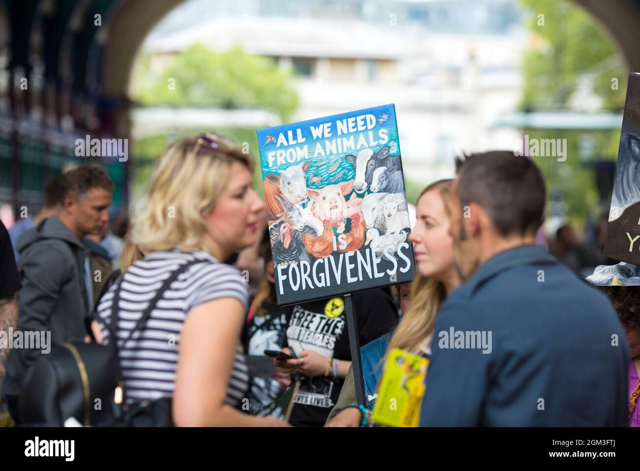 I dimostranti dei diritti degli animali si riuniscono durante la marcia National Animal Rights a Londra, 28 agosto 2021, marciando dal mercato Smithfield. Foto Stock