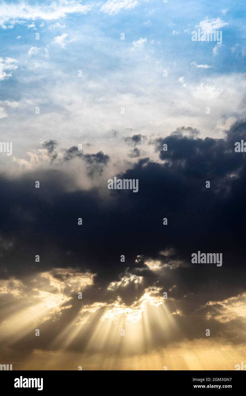 Raggi di luce dal sole chiamati raggi crepuscolari. Fascio di luce e nuvole nel cielo. Cielo vs Hell concetto Foto Stock