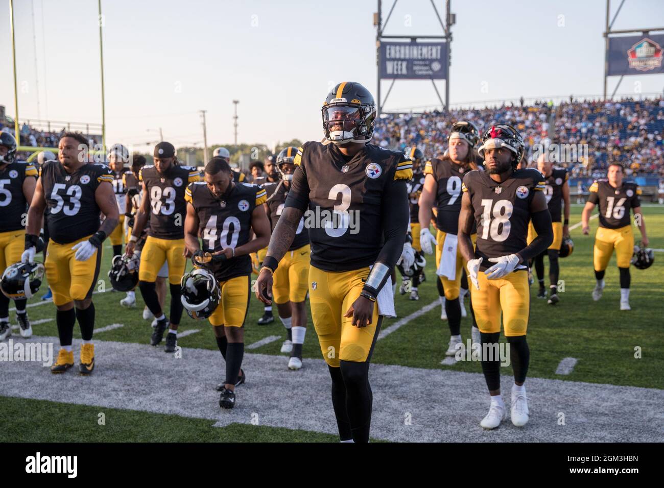 I giocatori di Pittsburgh Steelers tornano negli spogliatoi dopo il periodo di riscaldamento prima della partita Pro Football Hall of Fame al Tom Benson Hall of Fame Stadium, T. Foto Stock