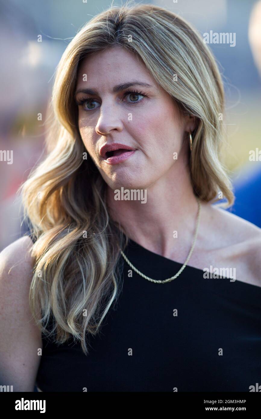 Il reporter di Fox Sports a margine Erin Andrews al periodo di warmups prima della partita Pro Football Hall of Fame al Tom Benson Hall of Fame Stadium, Giovedi, Au Foto Stock