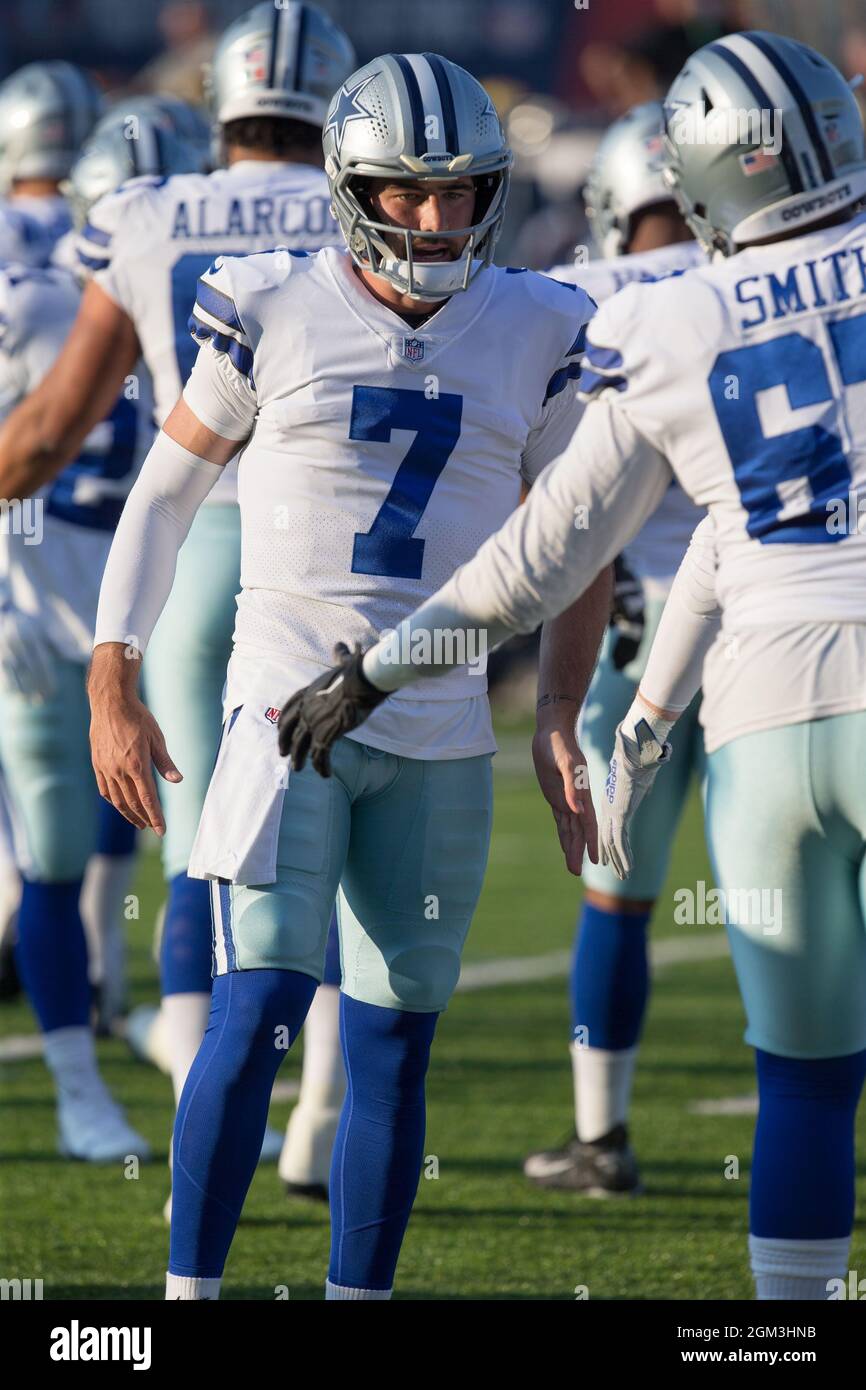 Dallas Cowboys backup quarterback ben DiNucci (7) al periodo di warmup prima della Pro Football Hall of Fame gioco al Tom Benson Hall of Fame Stadium, Thur Foto Stock