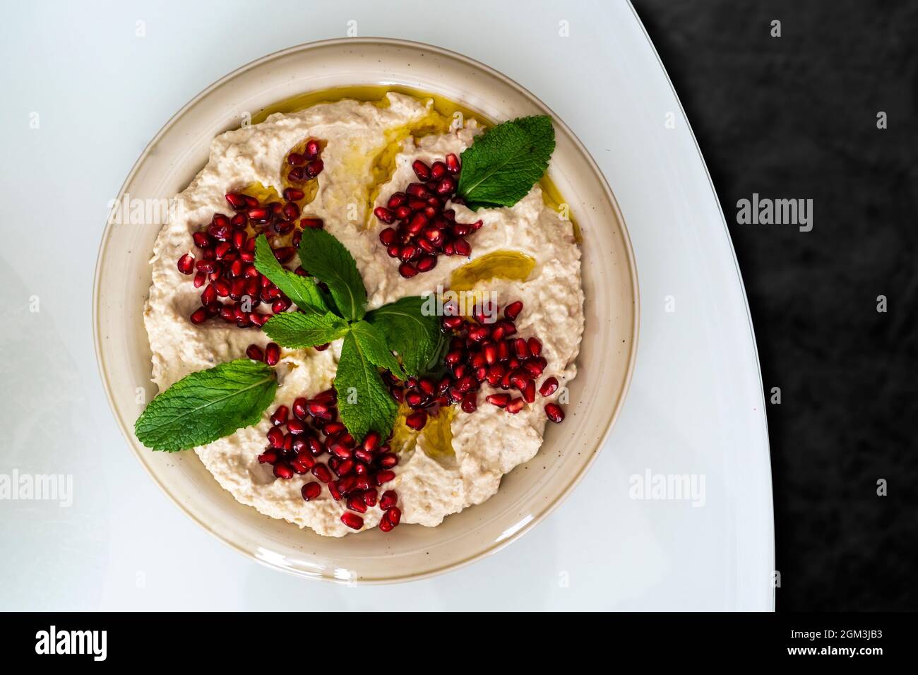 Baba Ghanoush o Baba Ghanoush, salsa di insalata fatta di melanzane e farina liquida e un antipasto. Vista dall'alto orizzontale Foto Stock
