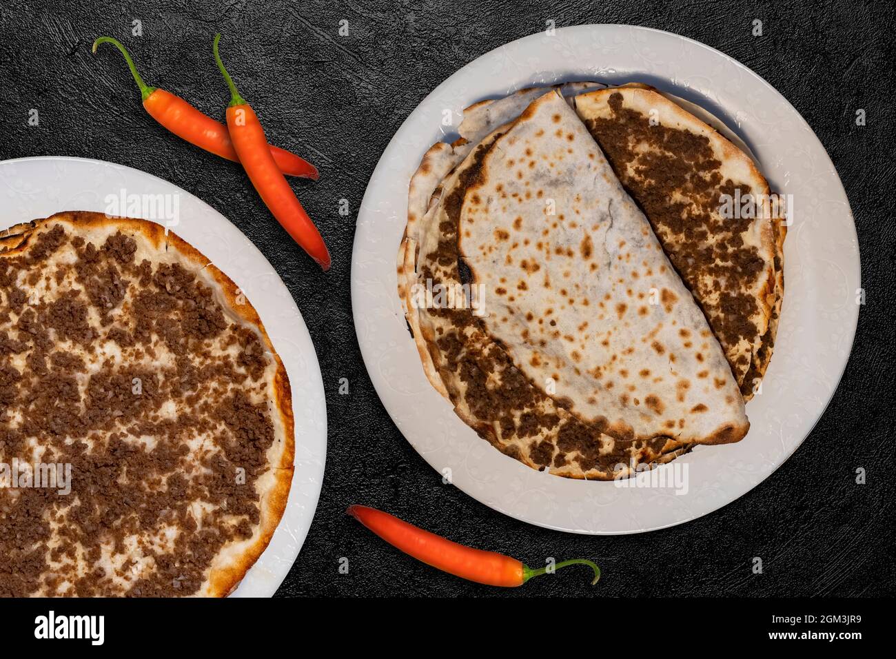 Lahmajun pezzo di pasta sottile e rotondo con carne macinata. Foto Stock