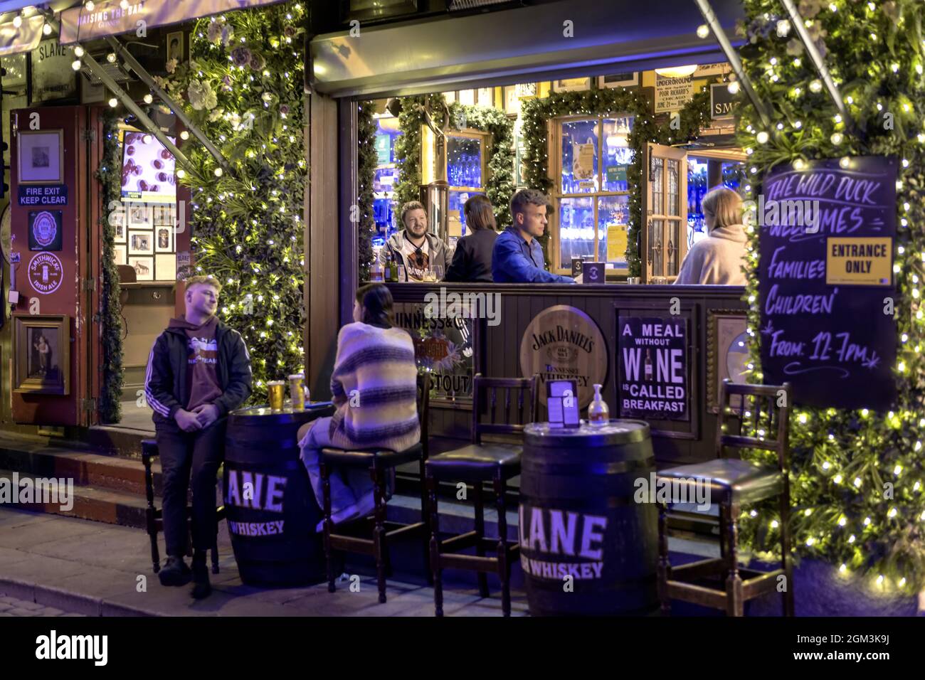 Il bar in tarda serata a Temple Bar, Dublino, Irlanda Foto Stock