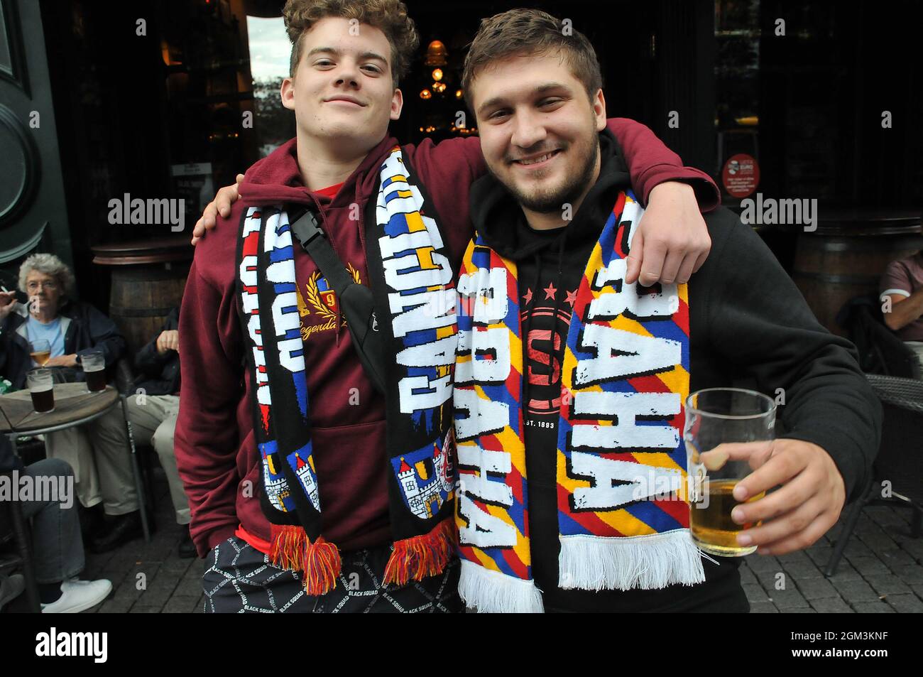 Copenhagen, Denmark.,16 September 2021 /Czech republic football squadre nazionali AC sparta Praha tifosi godersi beerand amico parlare con la polizia danese offic Foto Stock