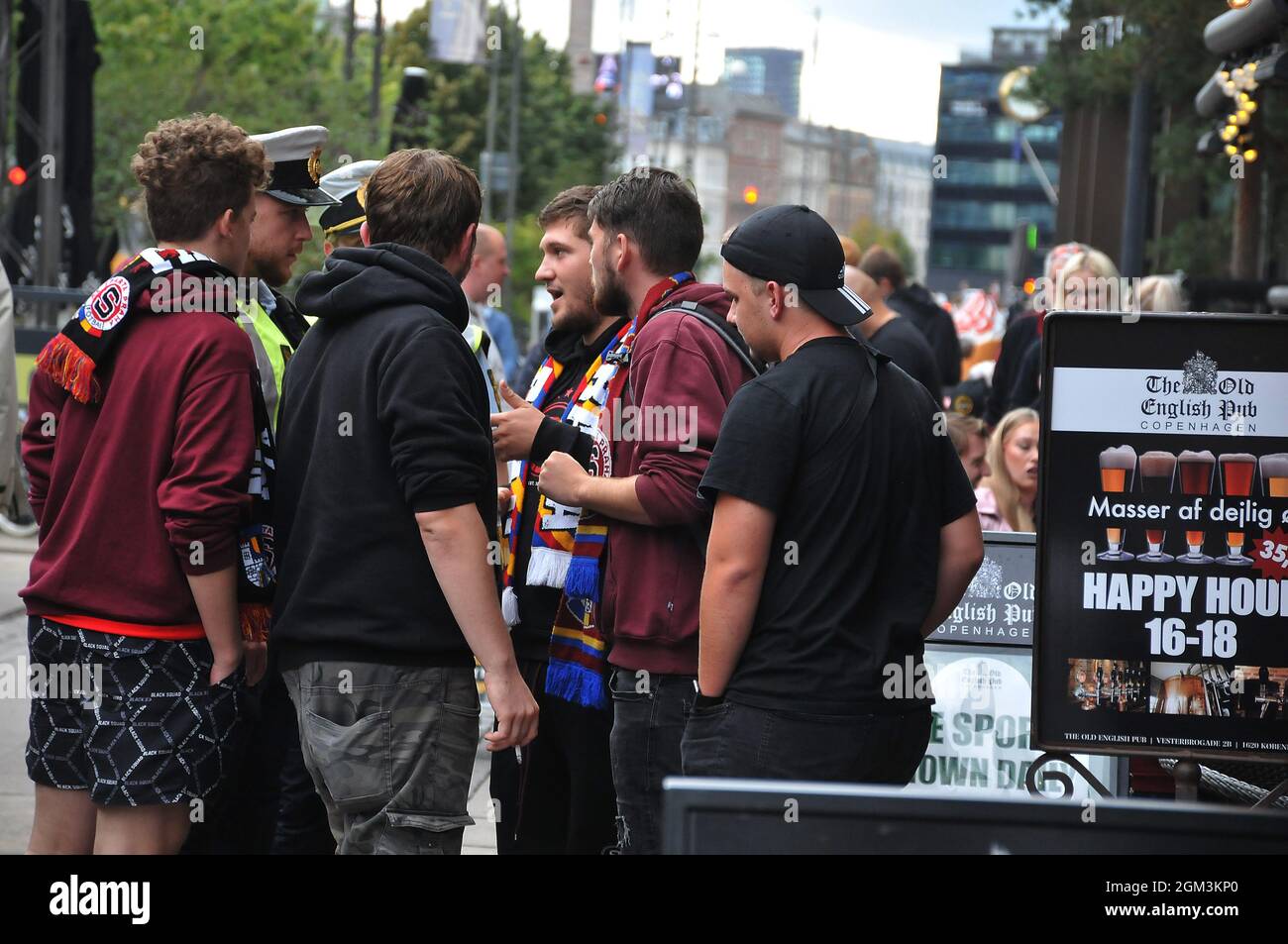 Copenhagen, Denmark.,16 September 2021 /Czech republic football squadre nazionali AC sparta Praha tifosi godersi beerand amico parlare con la polizia danese offic Foto Stock