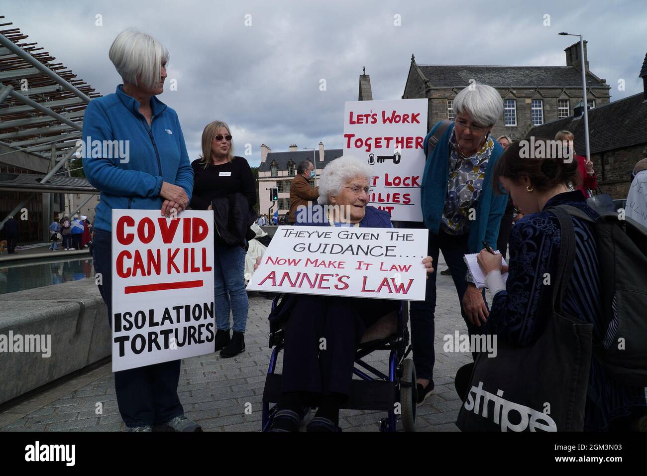 Parlamento scozzese, Edimburgo, Scozia, Regno Unito, 16 settembre 2021: Una grande folla si riunisce fuori dal parlamento scozzese per protestare contro gli effetti delle restrizioni COVID 19, che stanno limitando le persone che visitano i propri cari, che si trovano nelle case di cura. Credit:Stable Air Media/Alamy Live News Foto Stock