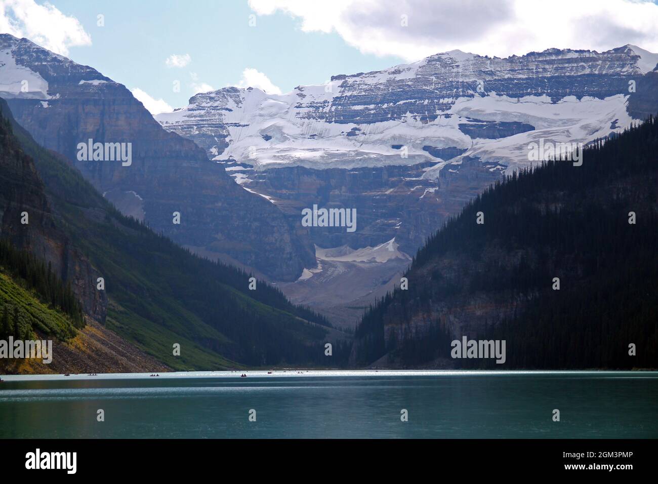 La scogliera con il ghiacciaio in cima al lago Louise nel Parco Nazionale di Banff in Canada Foto Stock