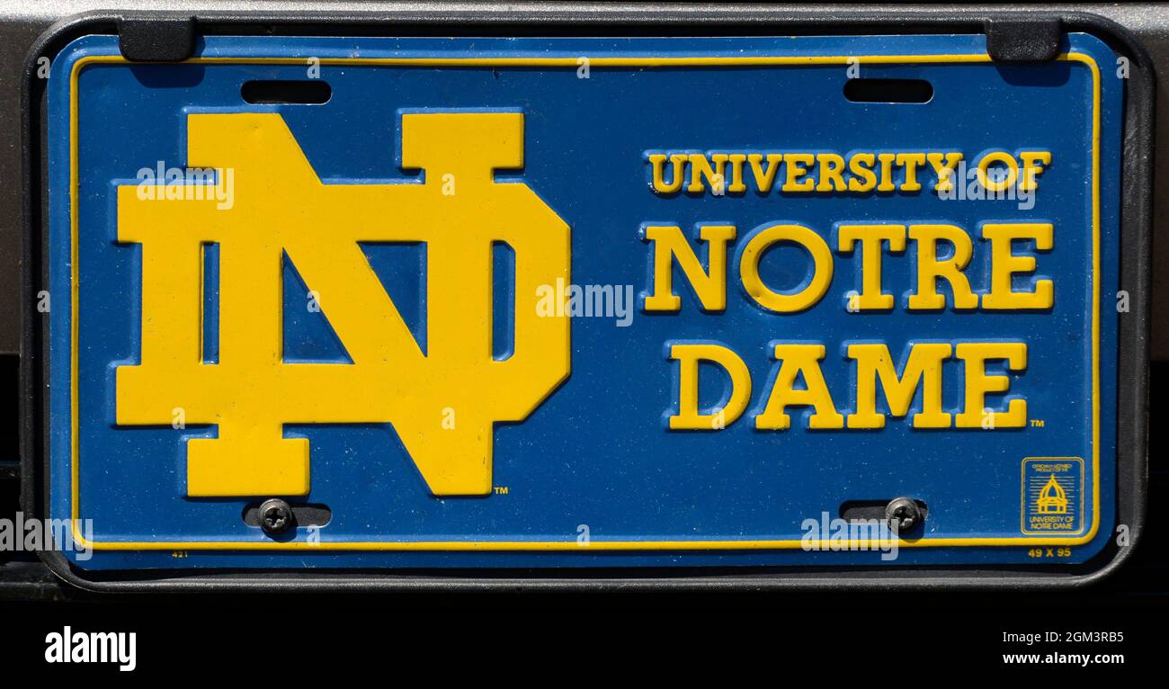 Una targa anteriore dell'Università di Notre Dame su un'auto a Santa Fe, New Mexico. Foto Stock