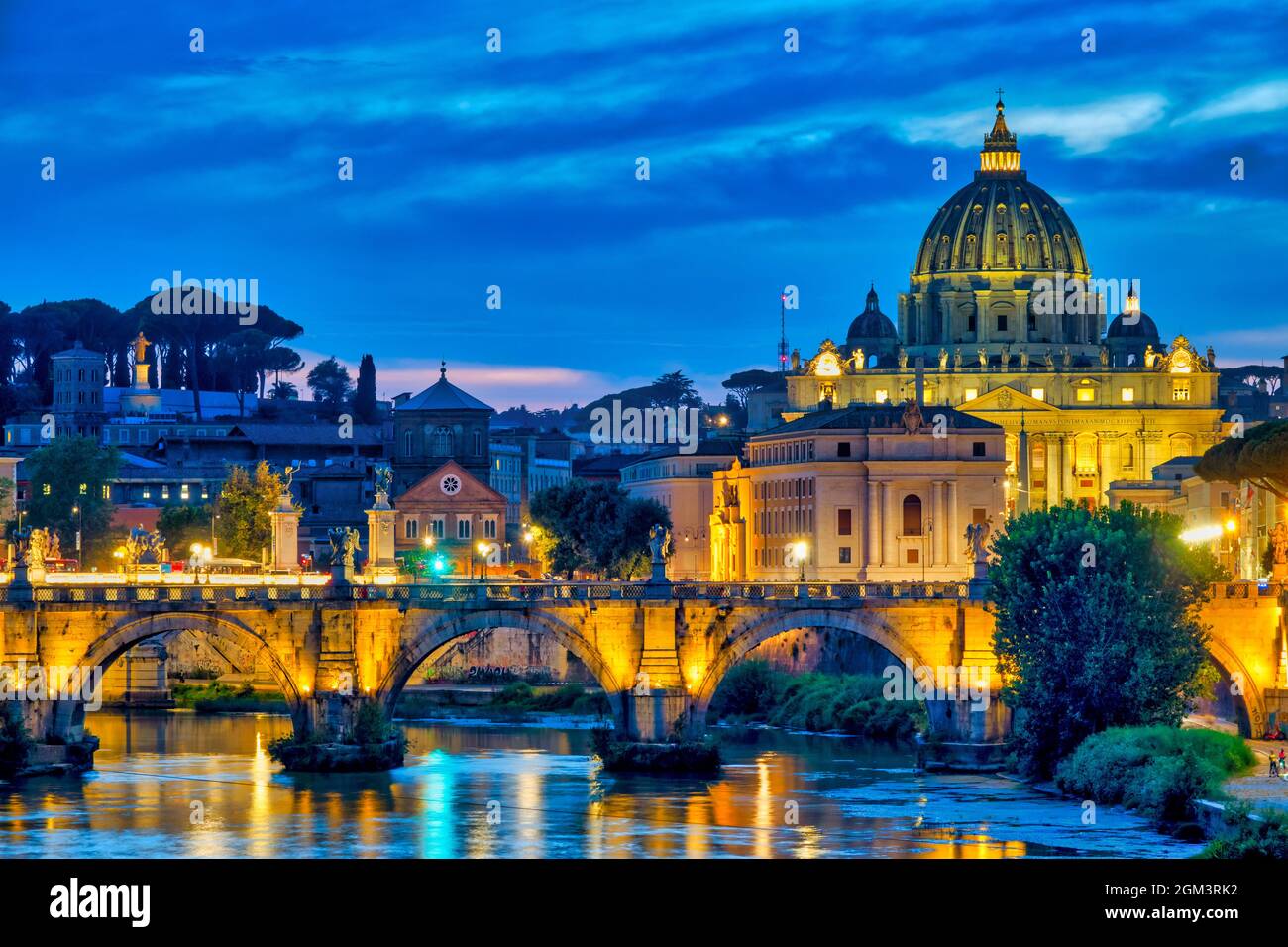 Vista dal Tevere su Ponte Sant'Angelo e Basilica di San Pietro, Roma, Italia Foto Stock