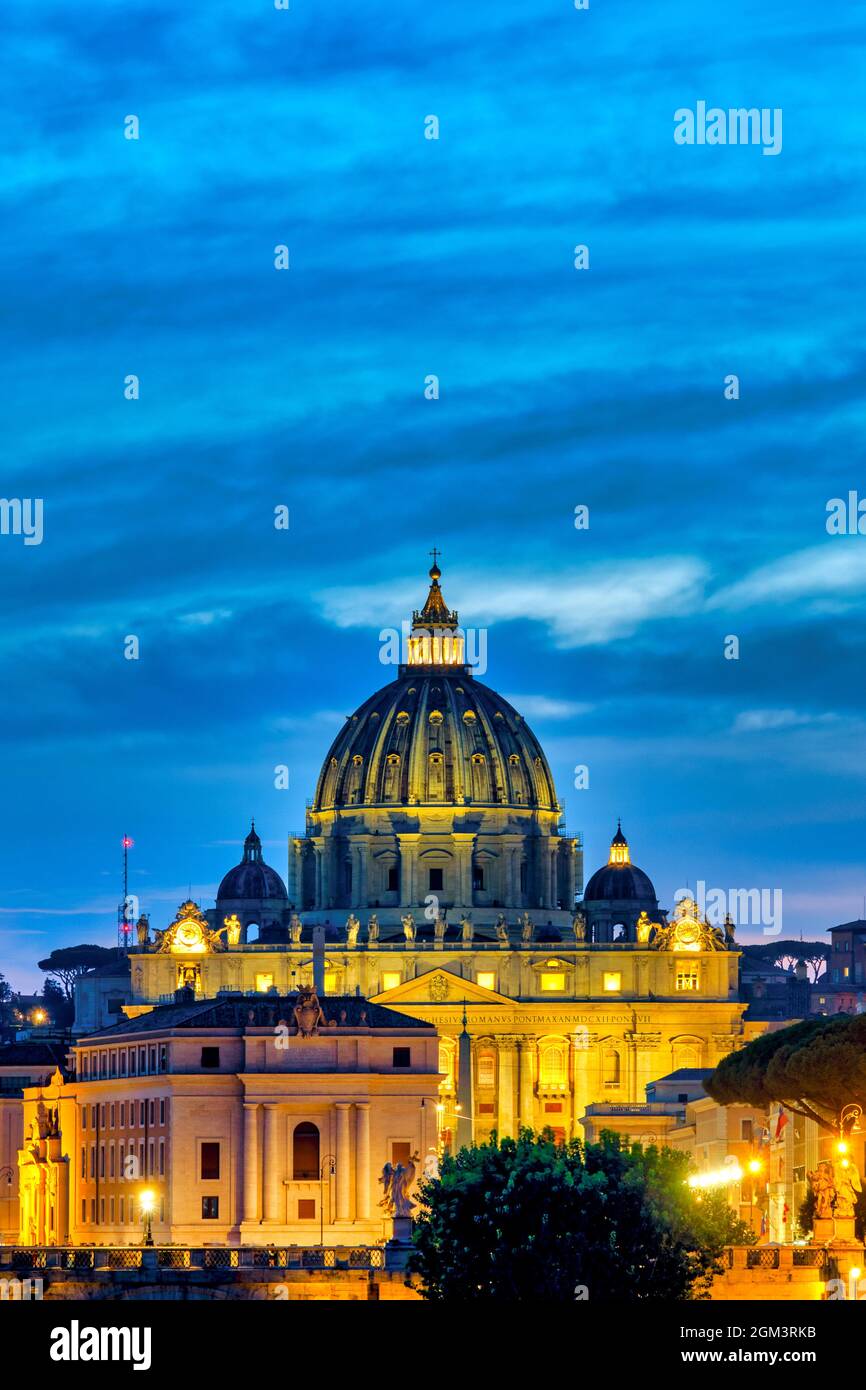 Vista della Basilica di San Pietro, Roma, Italia Foto Stock