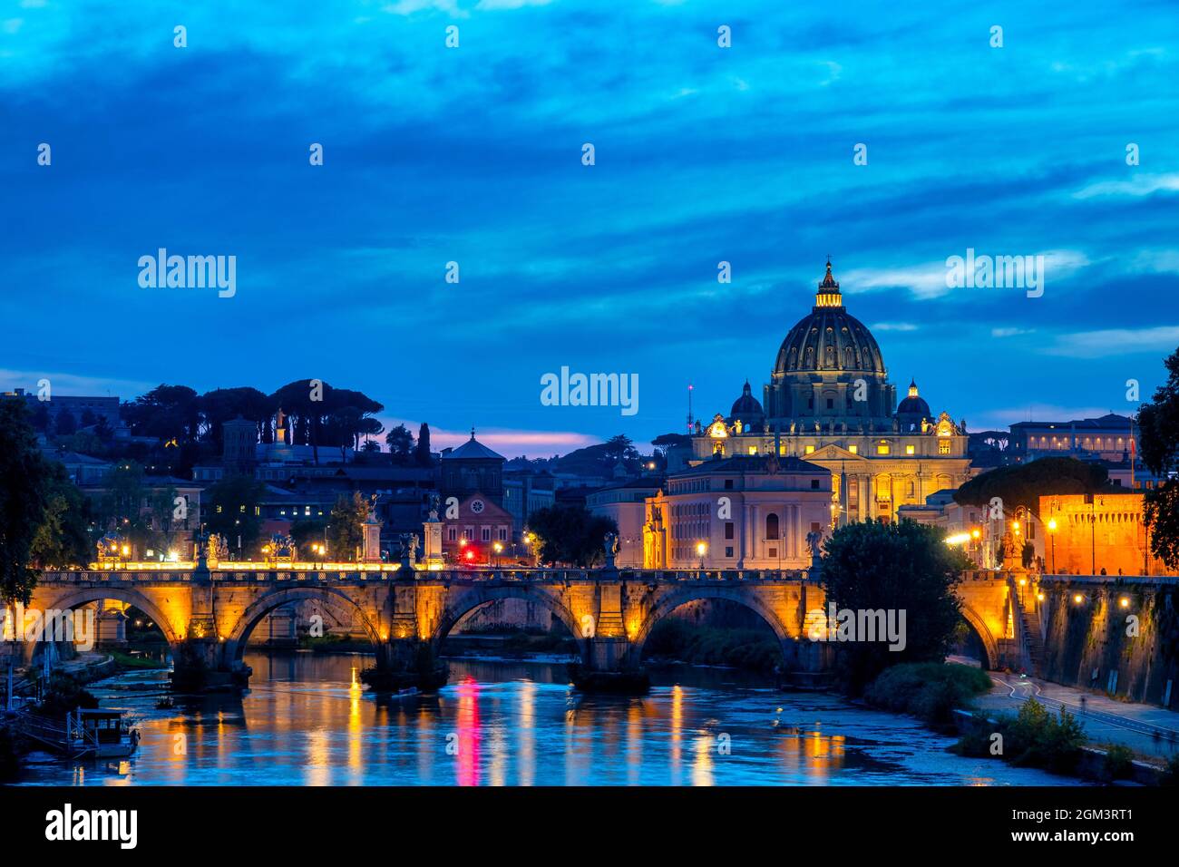 Vista dal Tevere su Ponte Sant'Angelo e Basilica di San Pietro, Roma, Italia Foto Stock