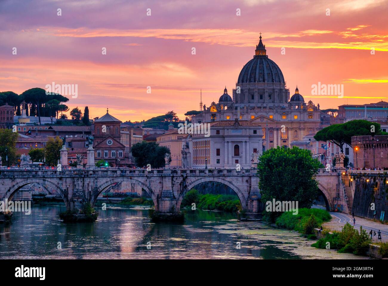 Vista dal Tevere su Ponte Sant'Angelo e Basilica di San Pietro, Roma, Italia Foto Stock