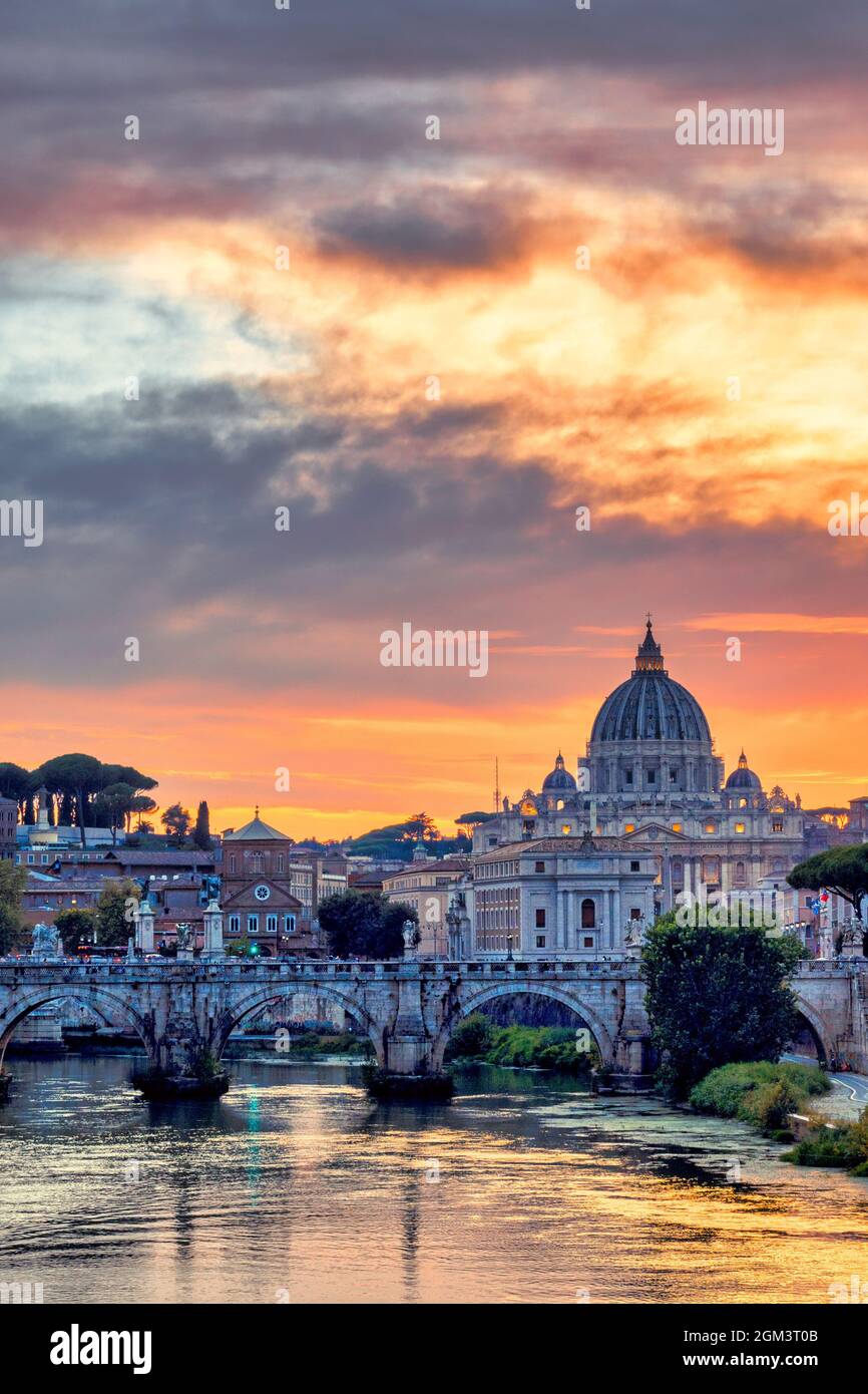 Vista dal Tevere su Ponte Sant'Angelo e Basilica di San Pietro, Roma, Italia Foto Stock