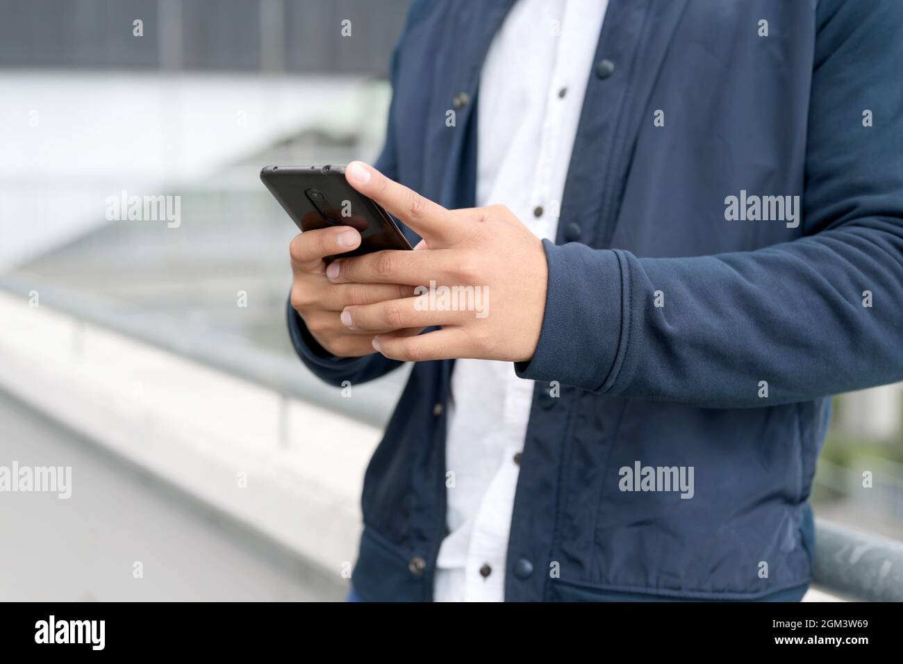 Primo piano uomo SMS sul cellulare. Foto di alta qualità. Foto Stock