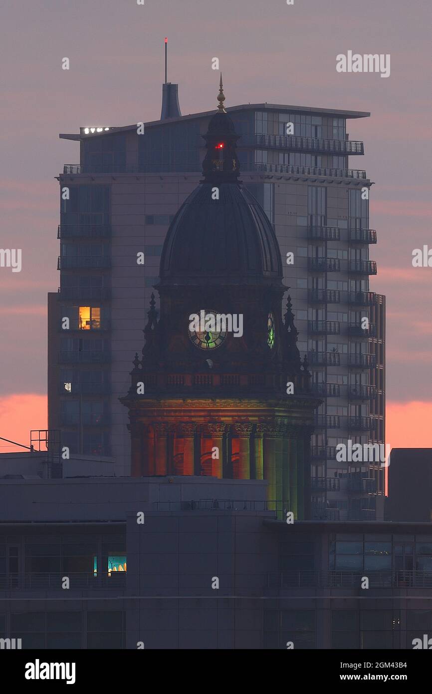 Leeds Town Hall & K2 appartamenti all'alba a Leeds Foto Stock