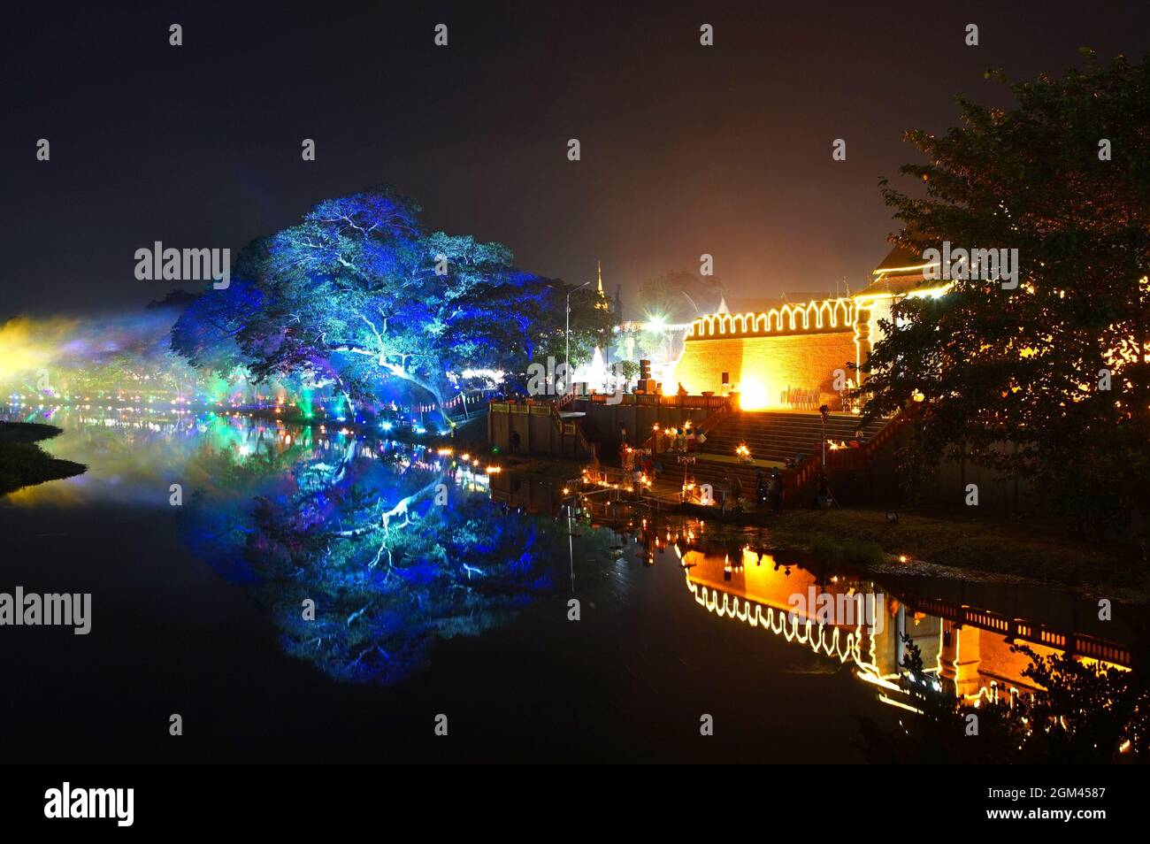 Spettacolo di luci notturne nel Loy Krathong Festival a lamphun, Thailandia Foto Stock