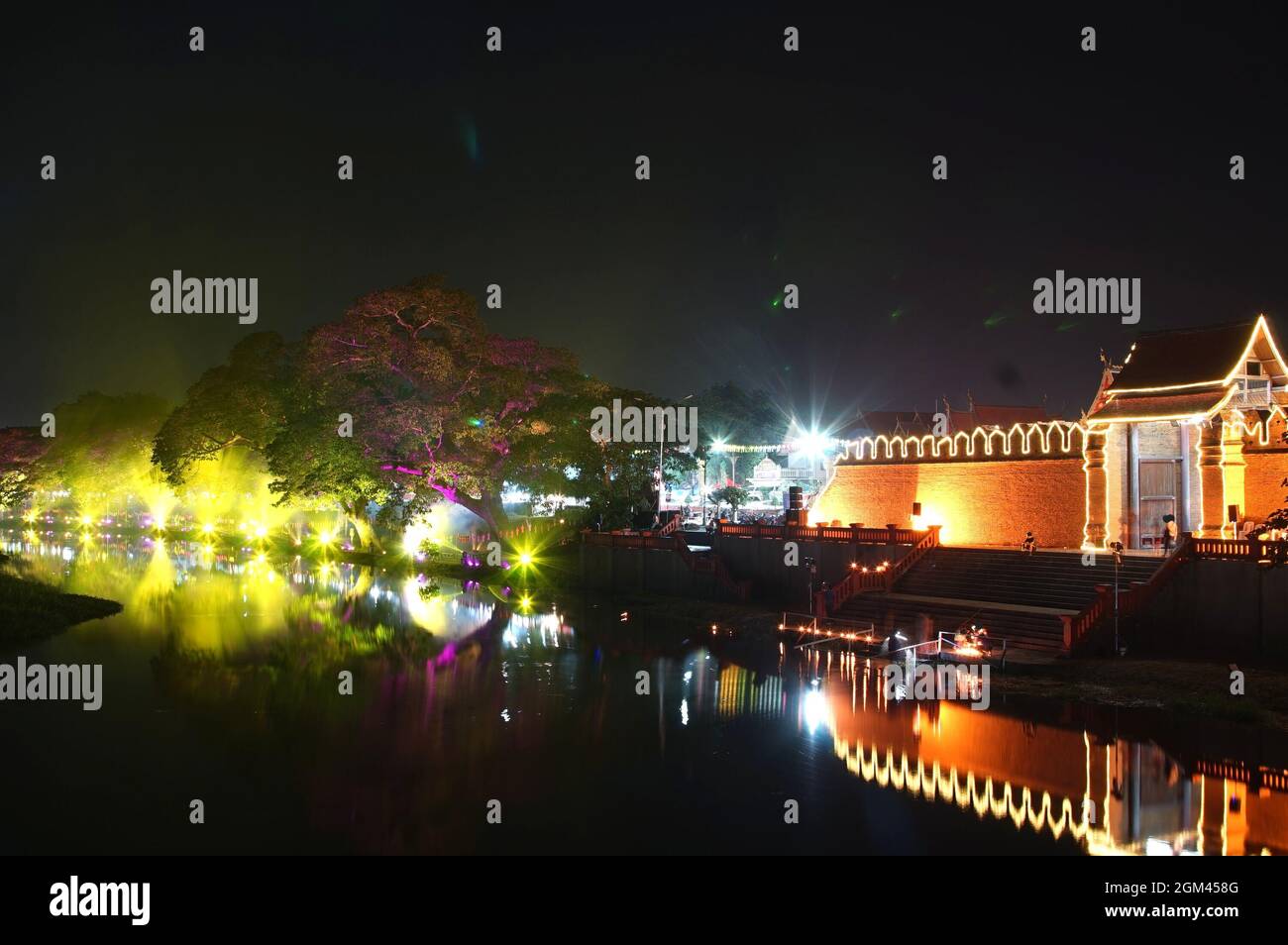 Spettacolo di luci notturne nel Loy Krathong Festival a lamphun, Thailandia Foto Stock