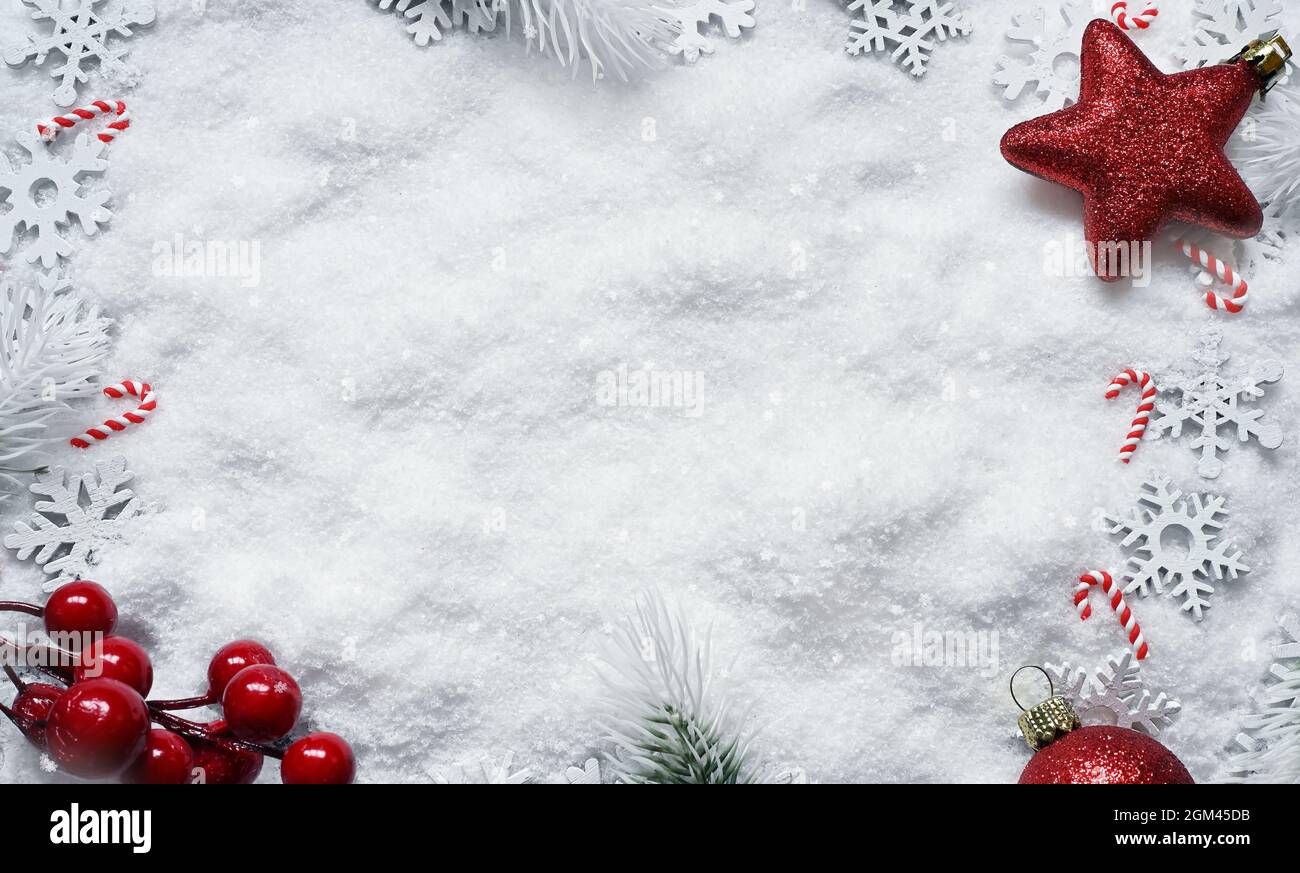 Rami di abete con decorazioni natalizie su sfondo bianco. Concetto di vacanza. Foto Stock