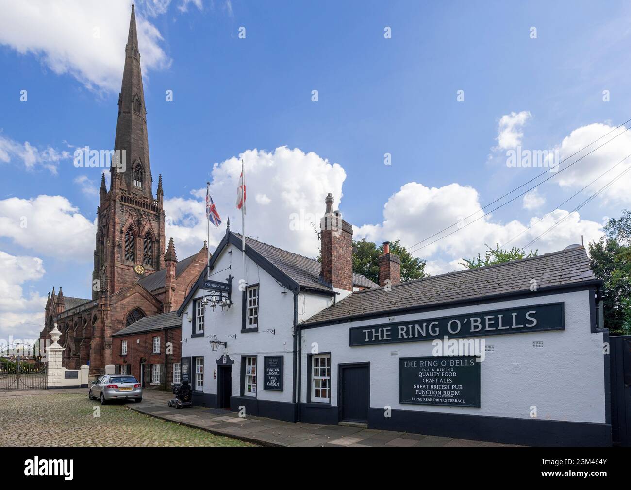 Chiesa parrocchiale di Warrington, St Elphins. E la casa pubblica Ring of Bells. Foto Stock