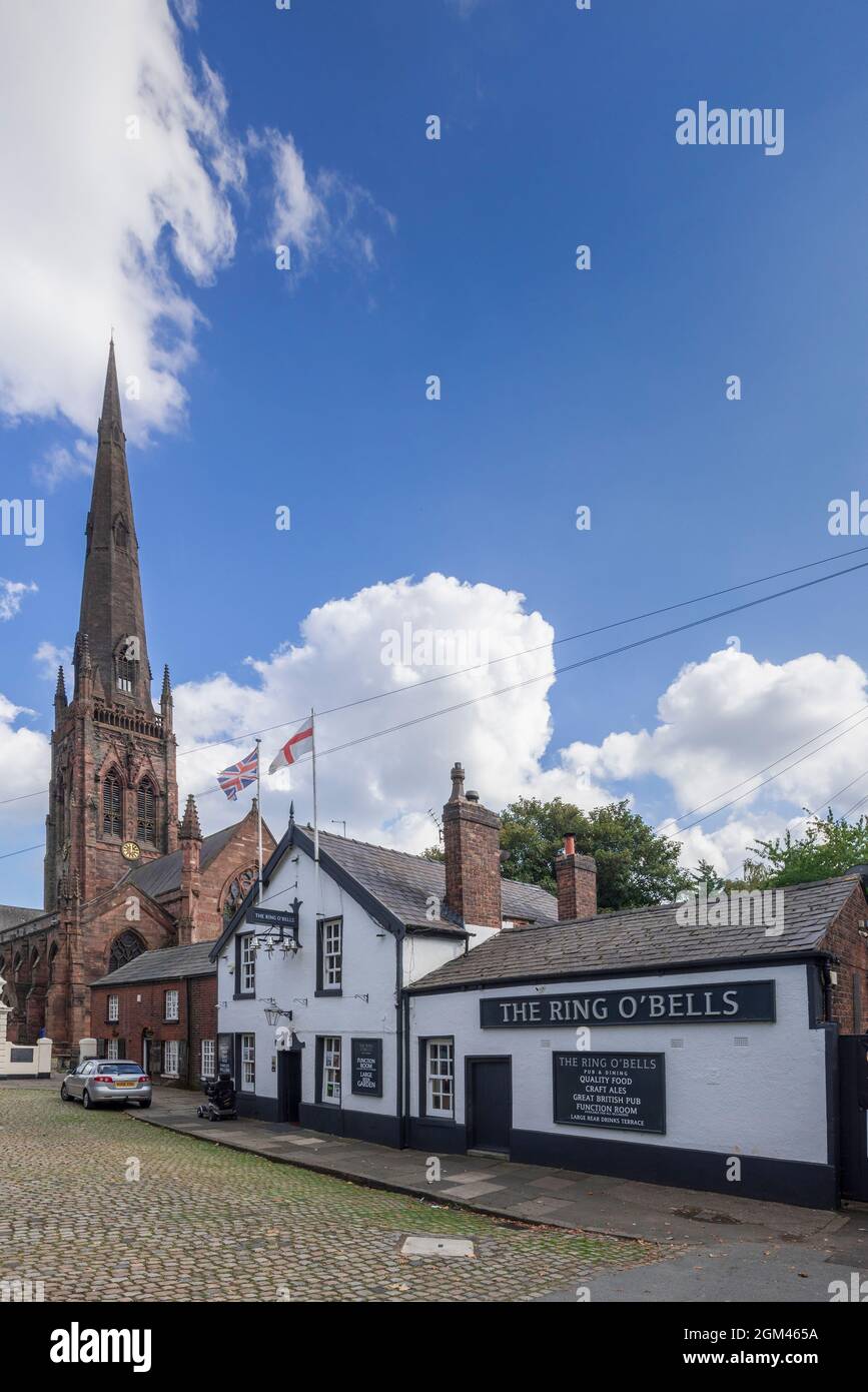 Chiesa parrocchiale di Warrington, St Elphins. E la casa pubblica Ring of Bells. Foto Stock