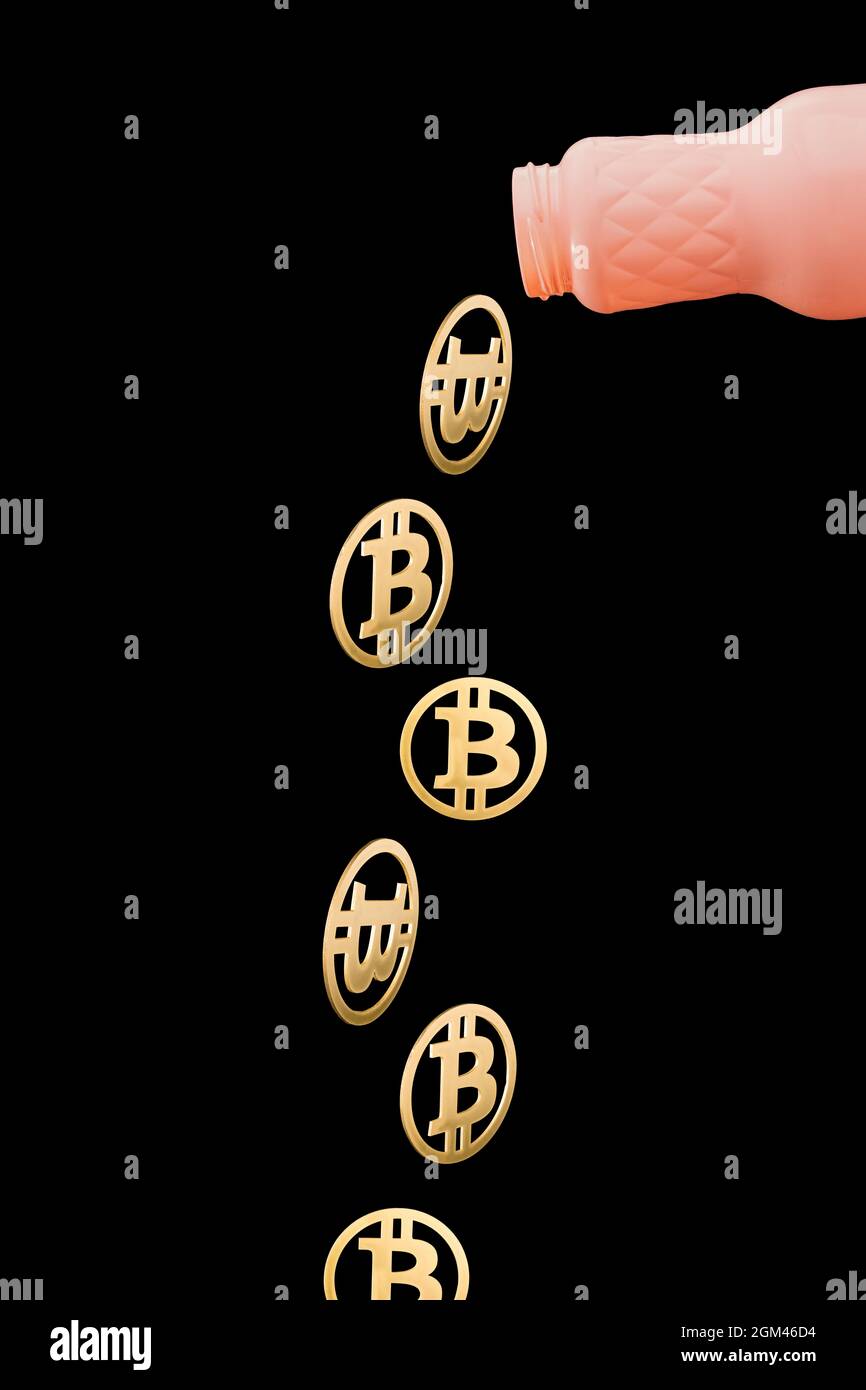 Bitcoins cadendo dalla bottiglia rosa su sfondo nero. Carta da parati di bitcoin criptovaluta. Tecnologia mineraria o blockchain per criptocurrenc Foto Stock